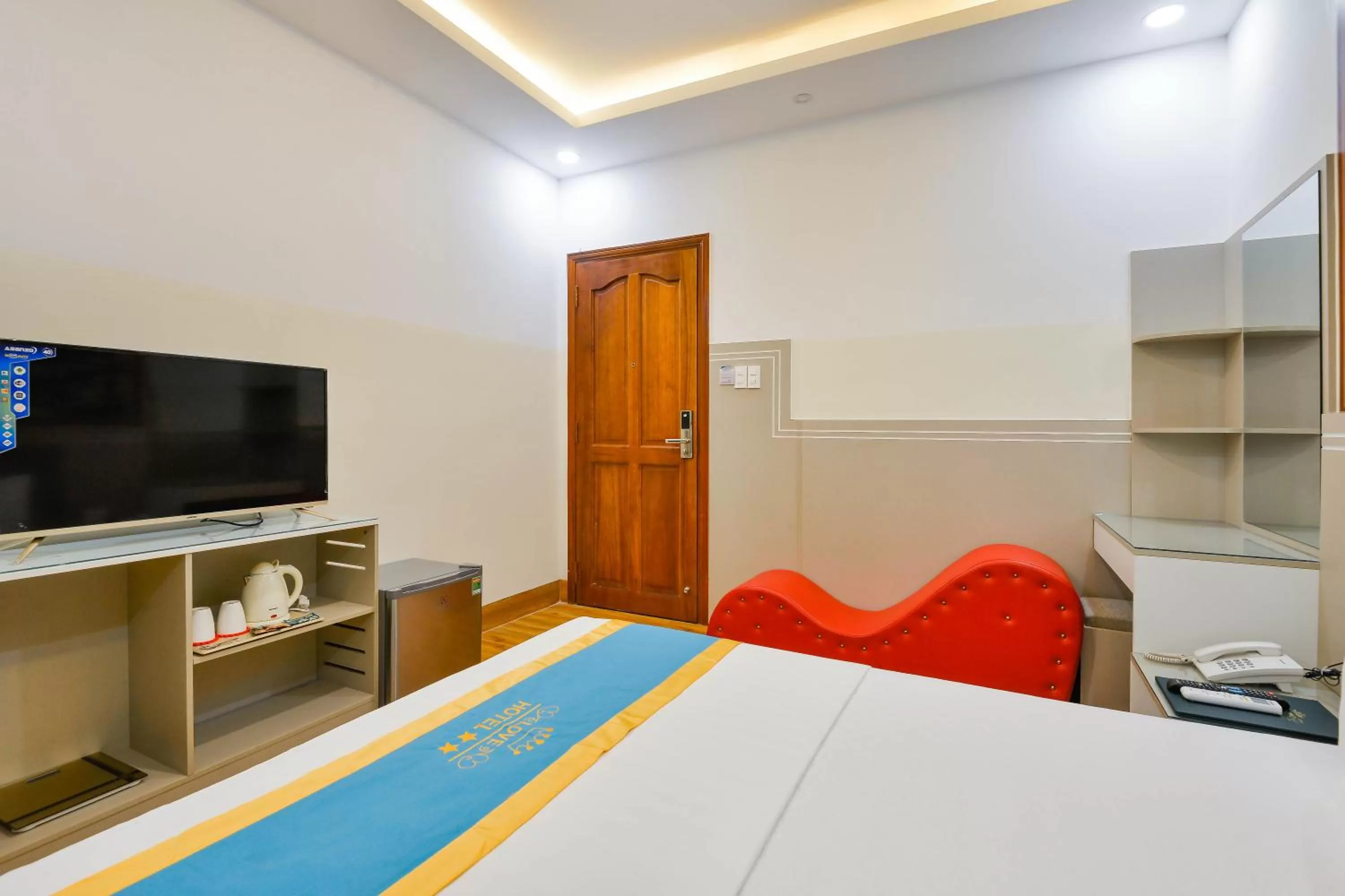 Bed, TV/Entertainment Center in Love Hotel Airport