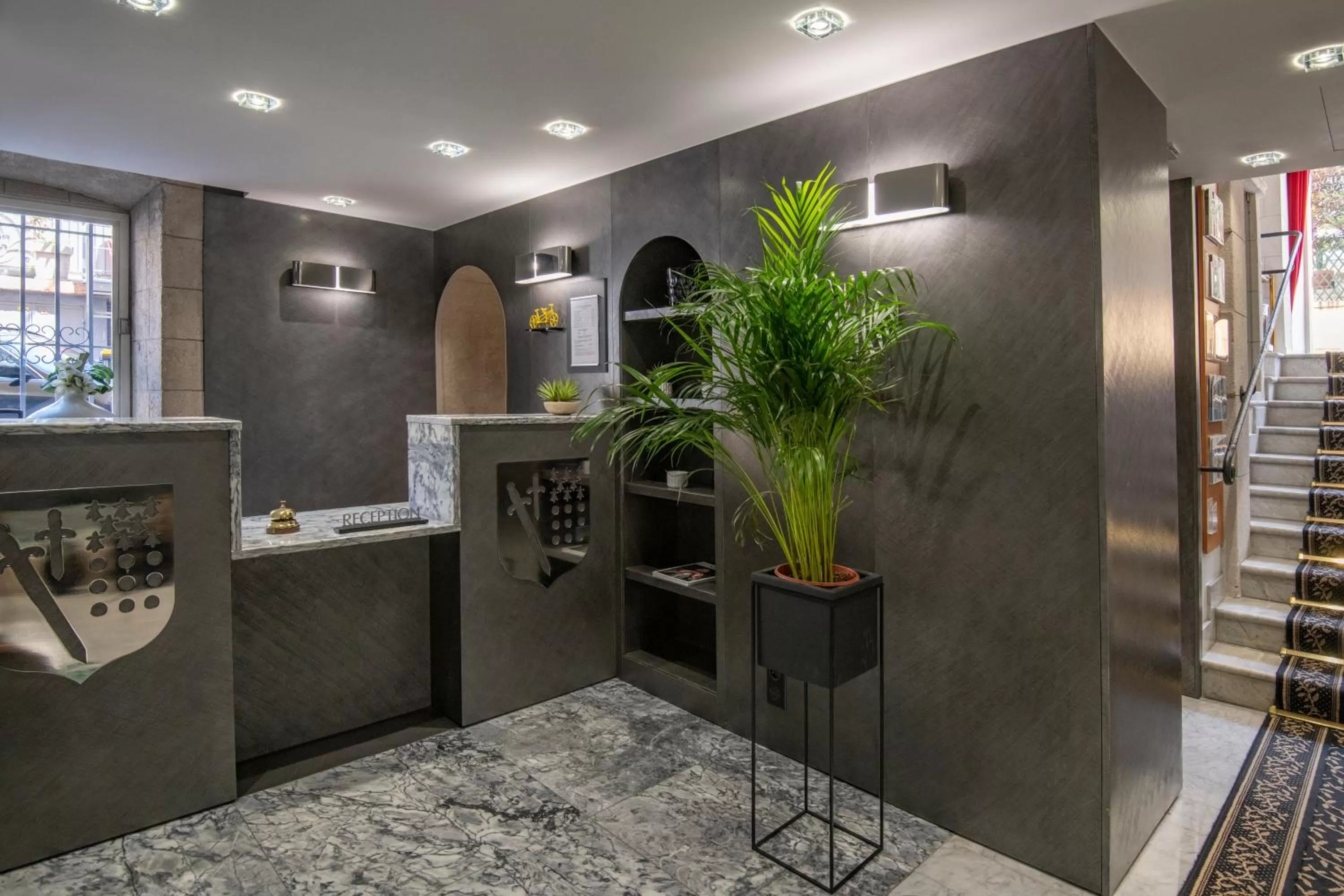 Lobby or reception in GOLDEN TULIP CANNES HOTEL de PARIS