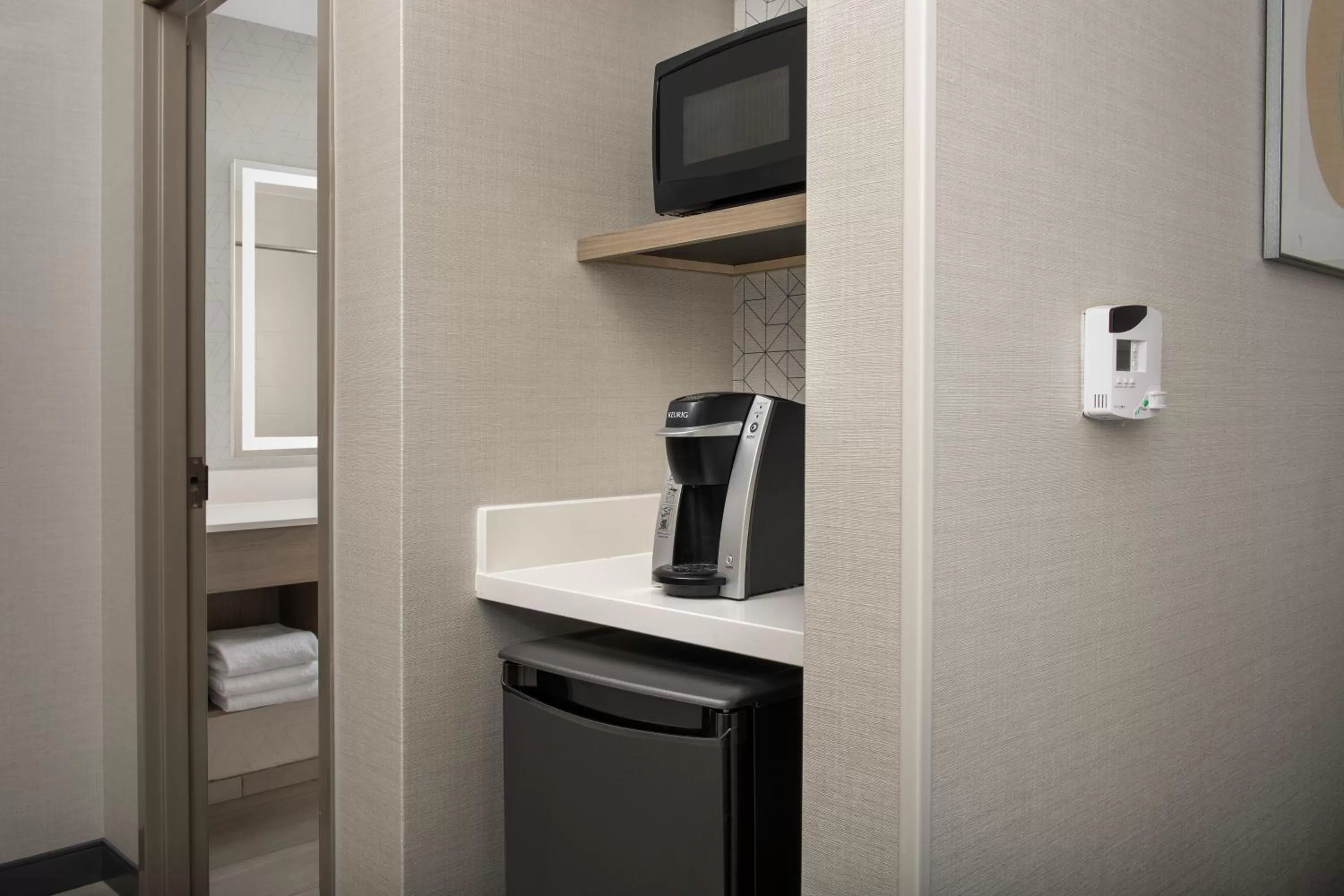 Coffee/tea facilities in Holiday Inn Express & Suites Knoxville-Clinton by IHG