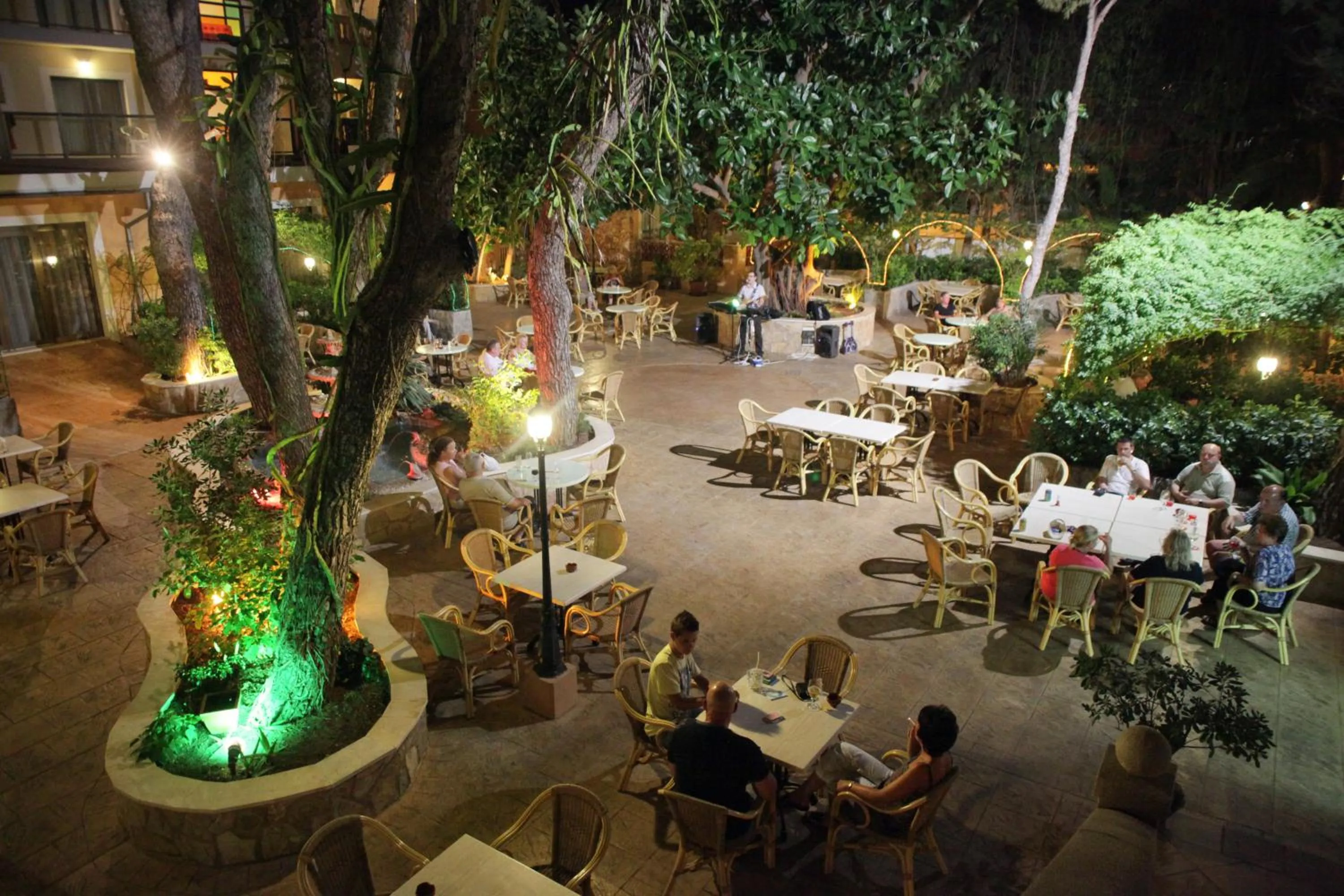 Restaurant/places to eat in Hotel Baviera