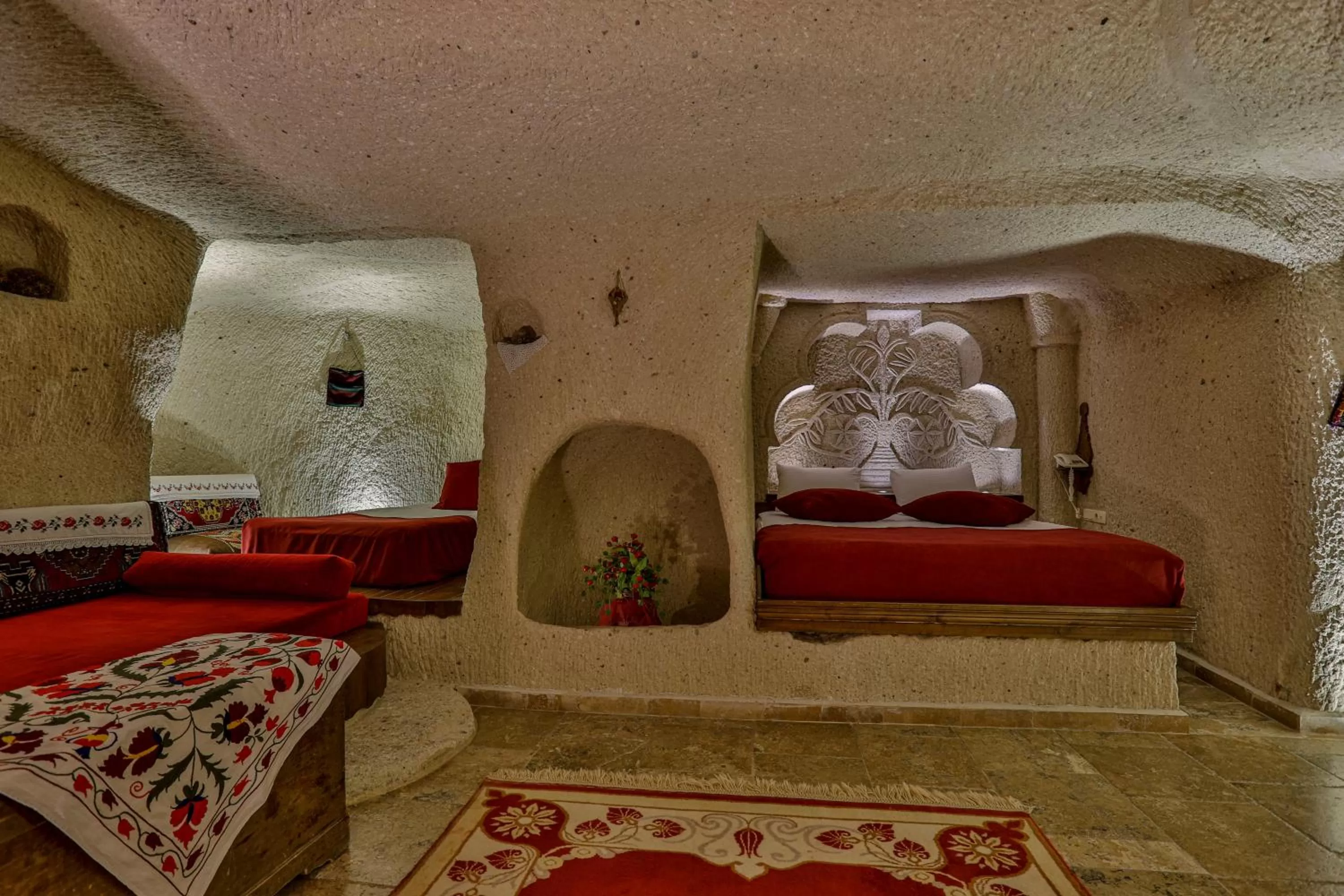 Seating area, Bed in Hidden Cave Hotel