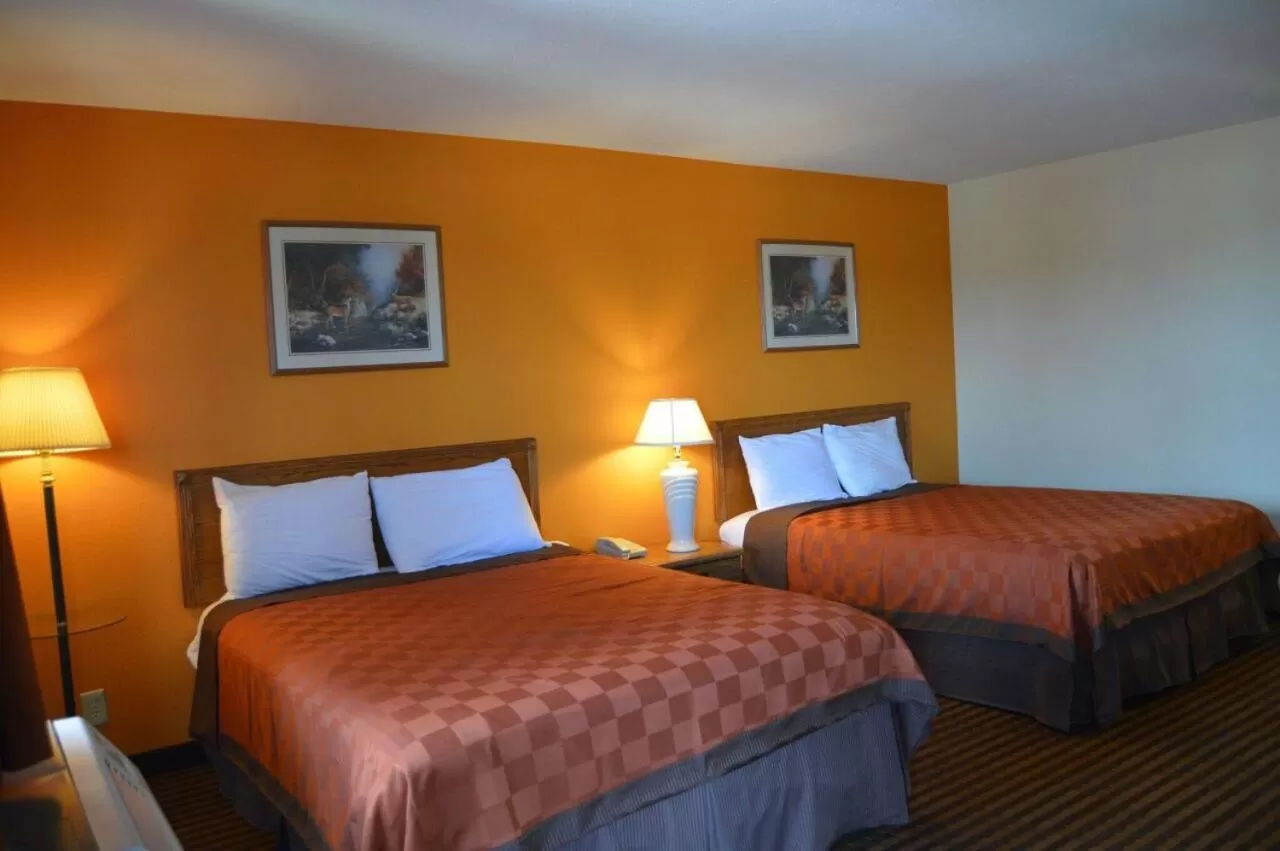 Bed in Scottish Inn & Suites - Eau Claire
