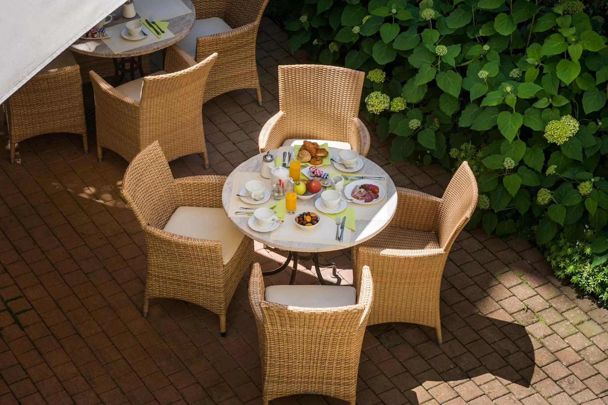 Restaurant/places to eat in Hôtel Magellan