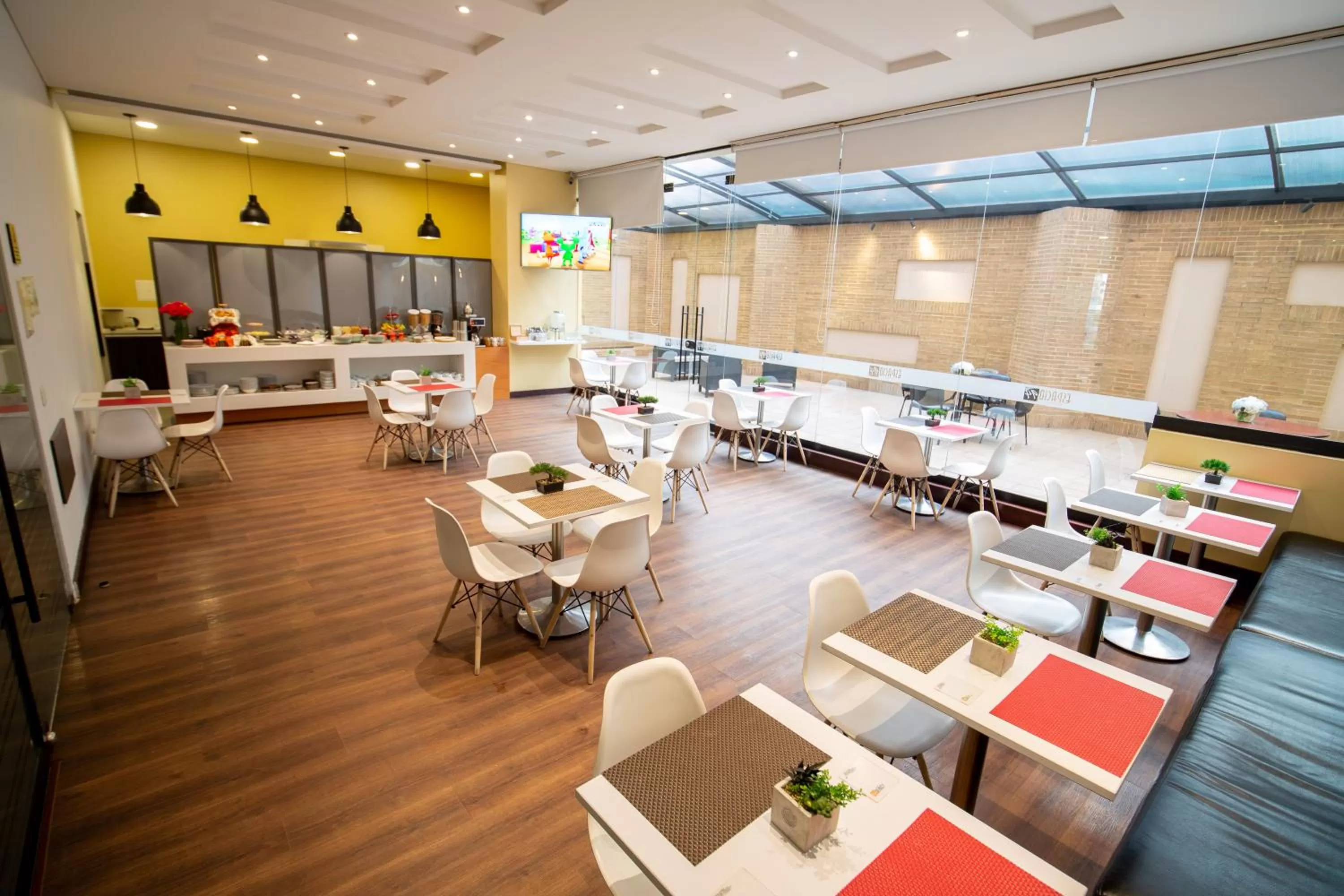 Restaurant/places to eat in Hotel Espacio 94