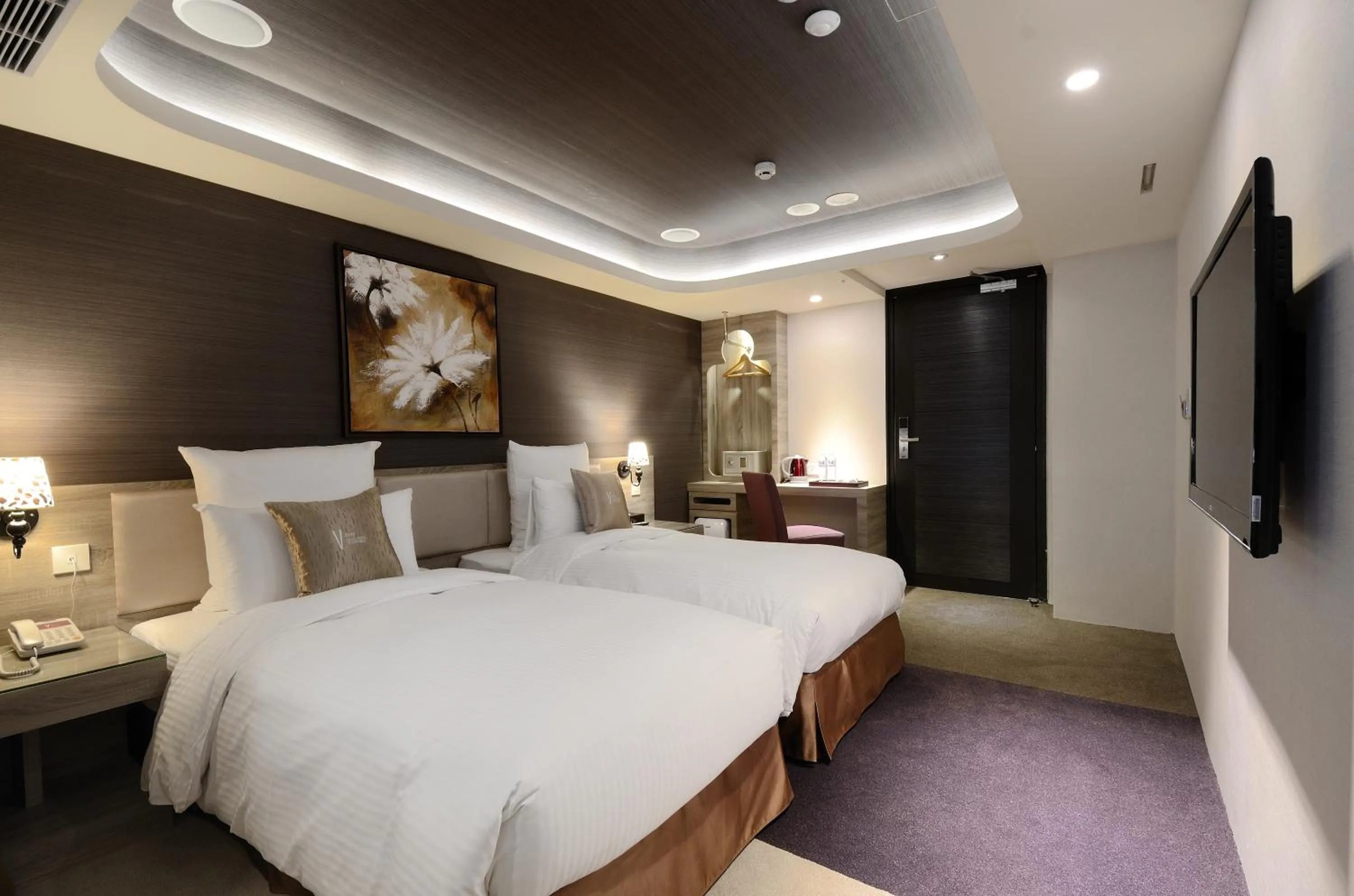 Photo of the whole room, Bed in V-one Vogue Hotel