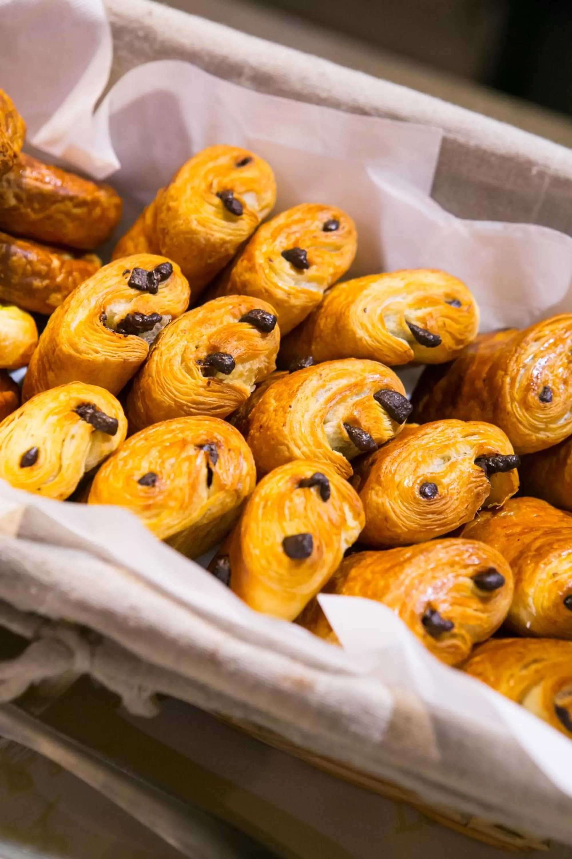 Buffet breakfast in Logis Hôtel Des Acacias Lille Neuville en Ferrain, Restaurant l'Acacias Gourmand