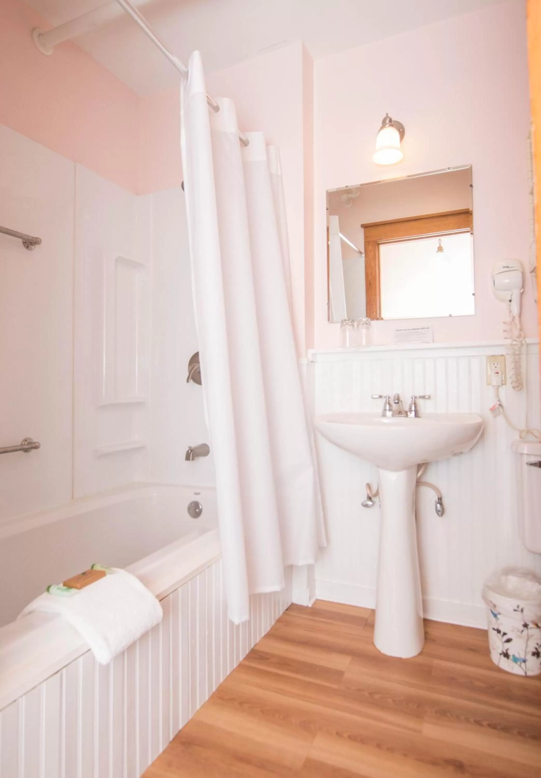 Shower in Terrace Inn and 1911 Restaurant