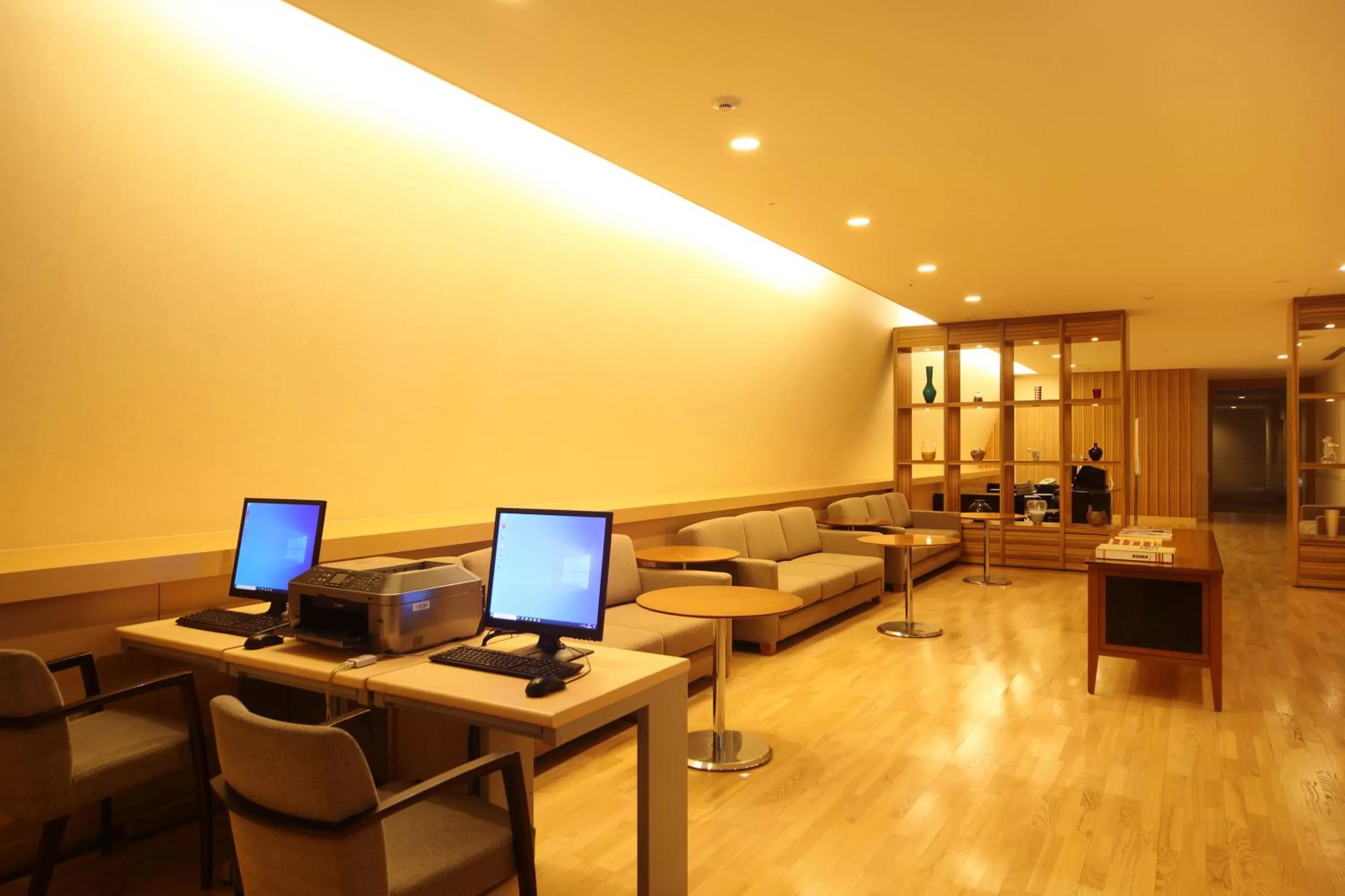 Lounge or bar in ANA Crowne Plaza Kobe by IHG