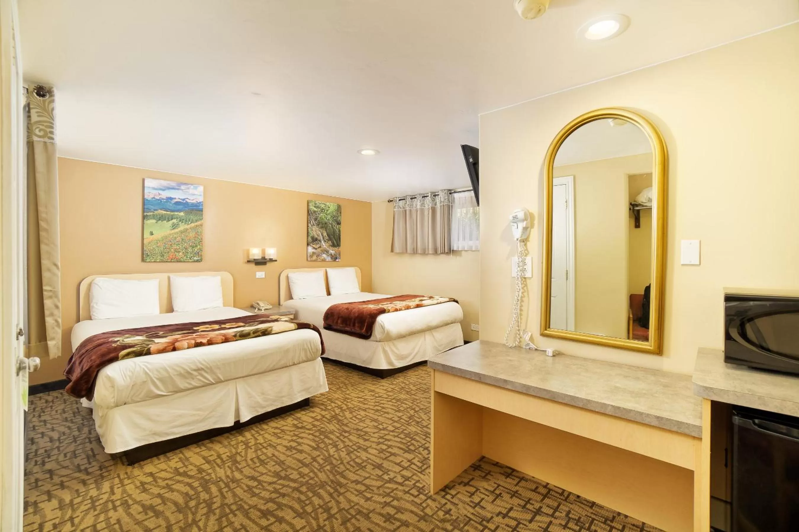 Photo of the whole room, Bed in Glenwood Springs Inn