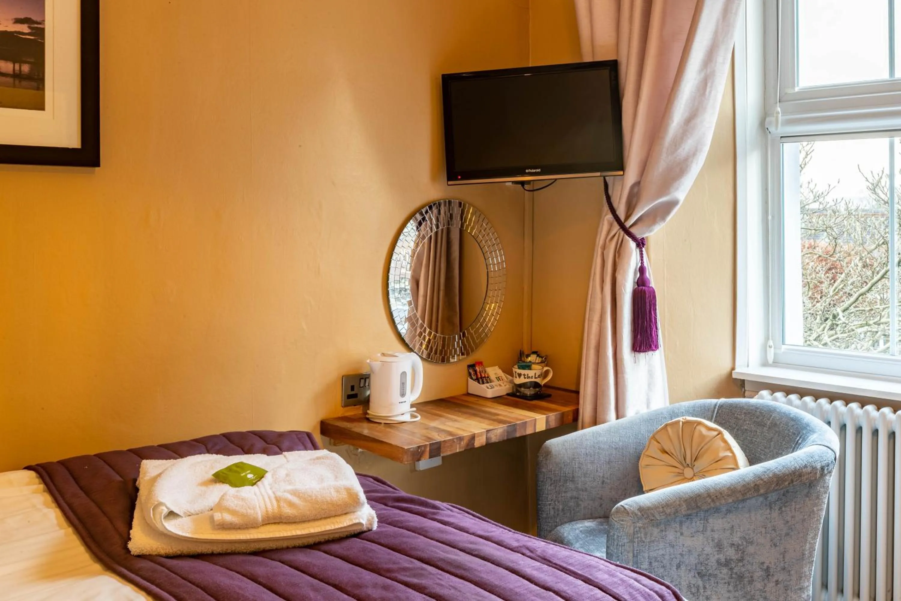 TV and multimedia, Bed in Holly Lodge Guest House with FREE off site health club