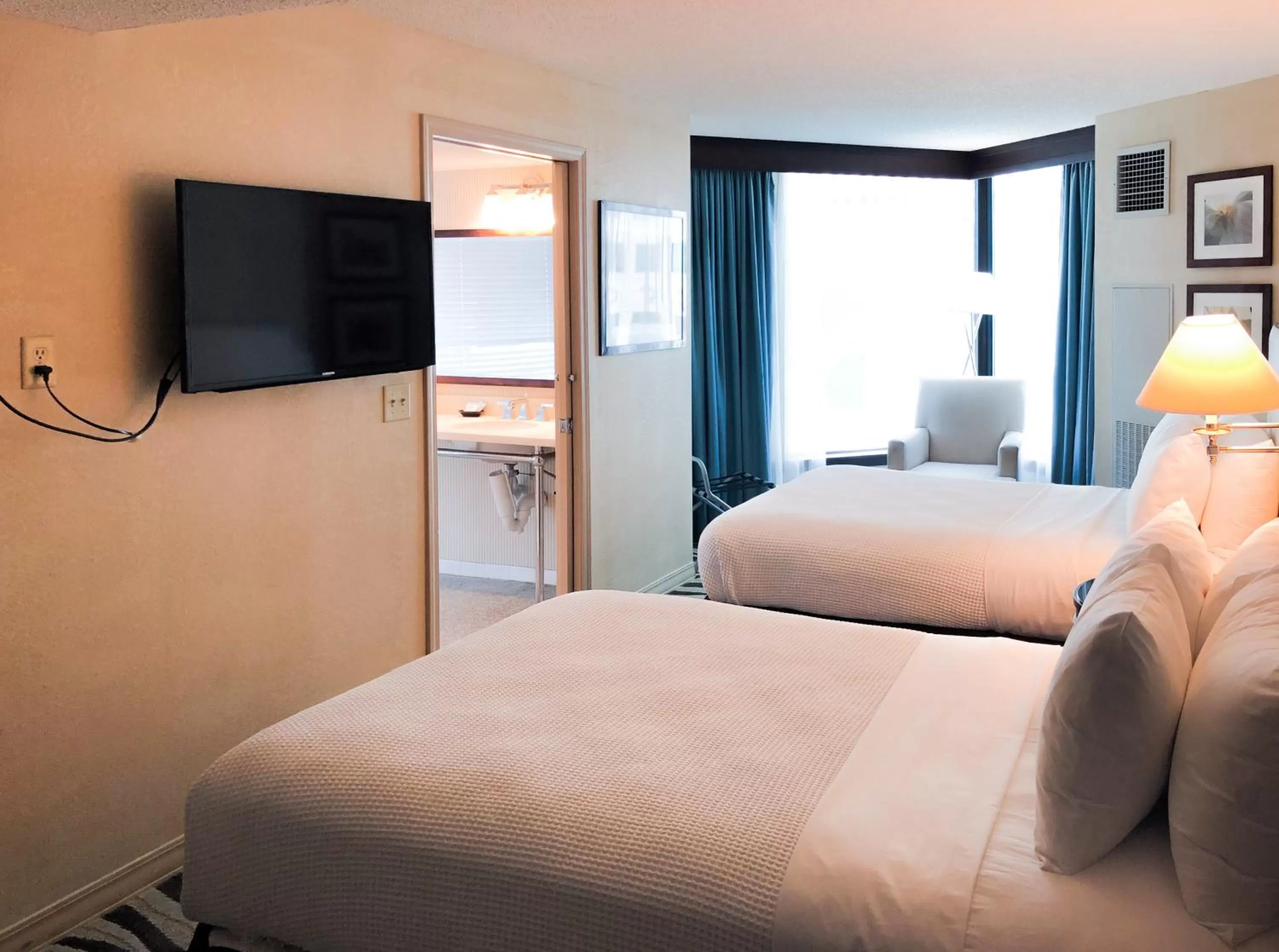 Photo of the whole room, Bed in Fort Pontchartrain Detroit, a Wyndham Hotel