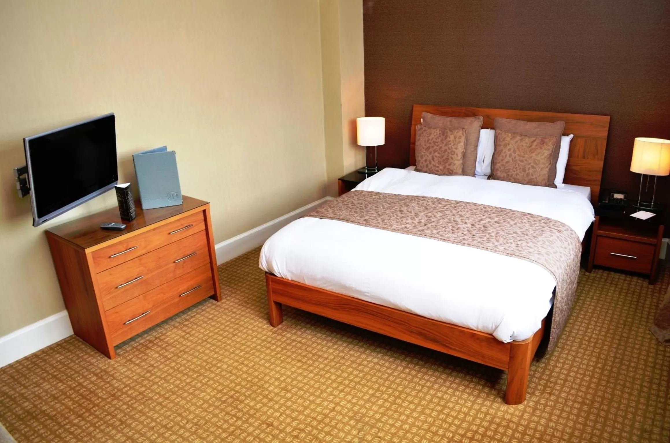 Bedroom, Bed in Royal Hotel