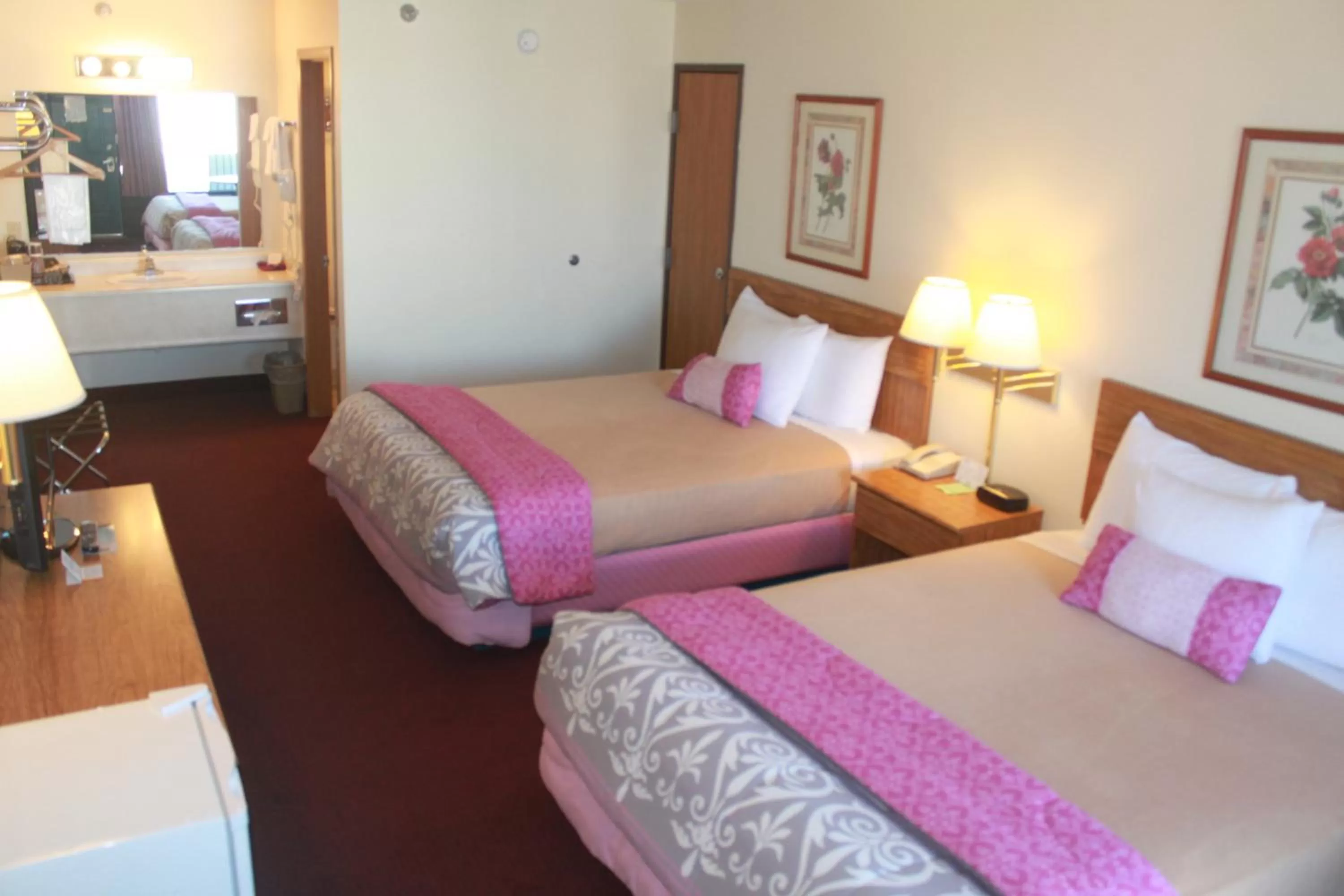 Bedroom, Bed in Ozark Valley Inn