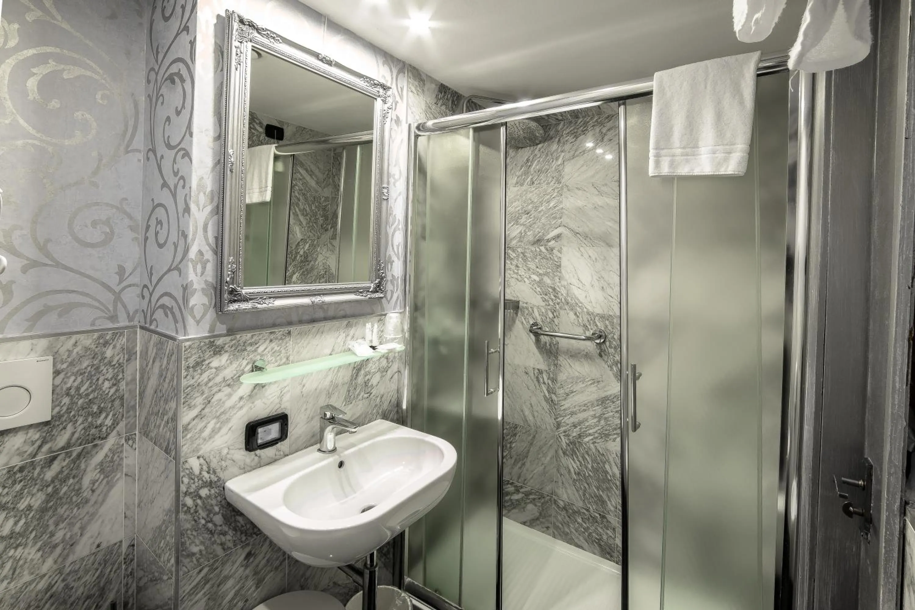 Bathroom in Canova Hotel