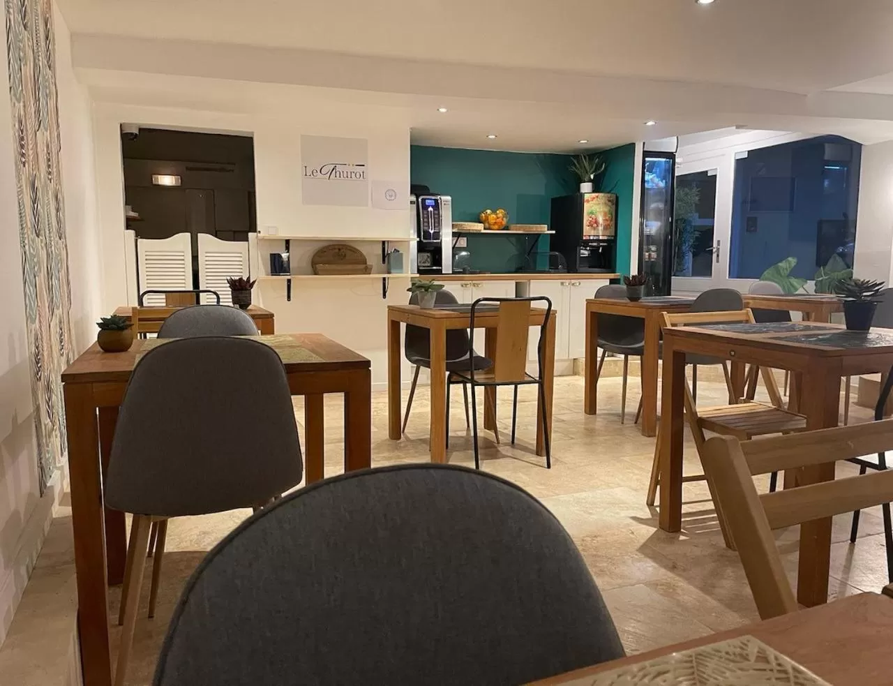 Restaurant/places to eat in Hôtel Le Thurot- Dijon Centre ville Gare