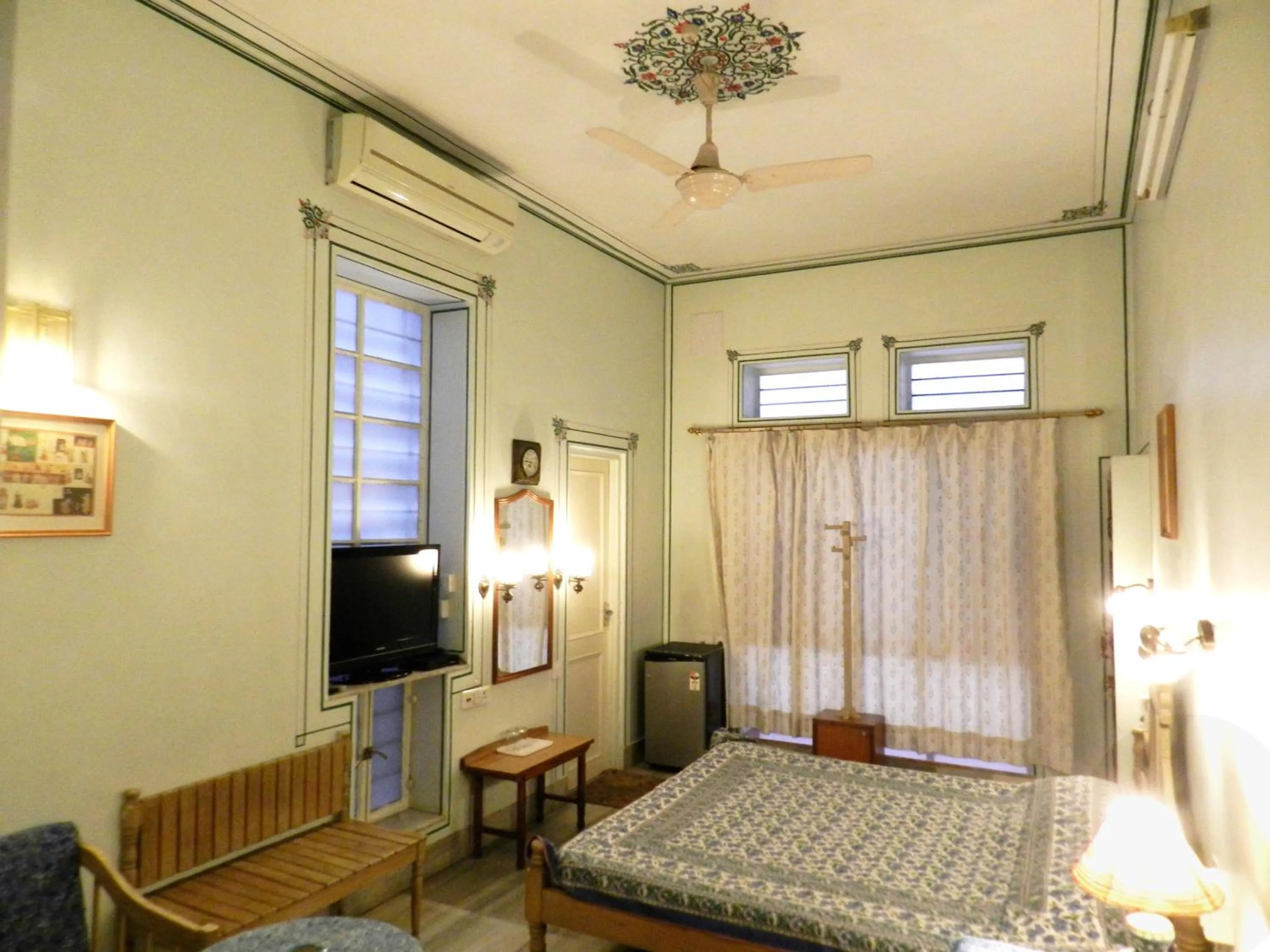 Photo of the whole room, Bed in Tara Niwas