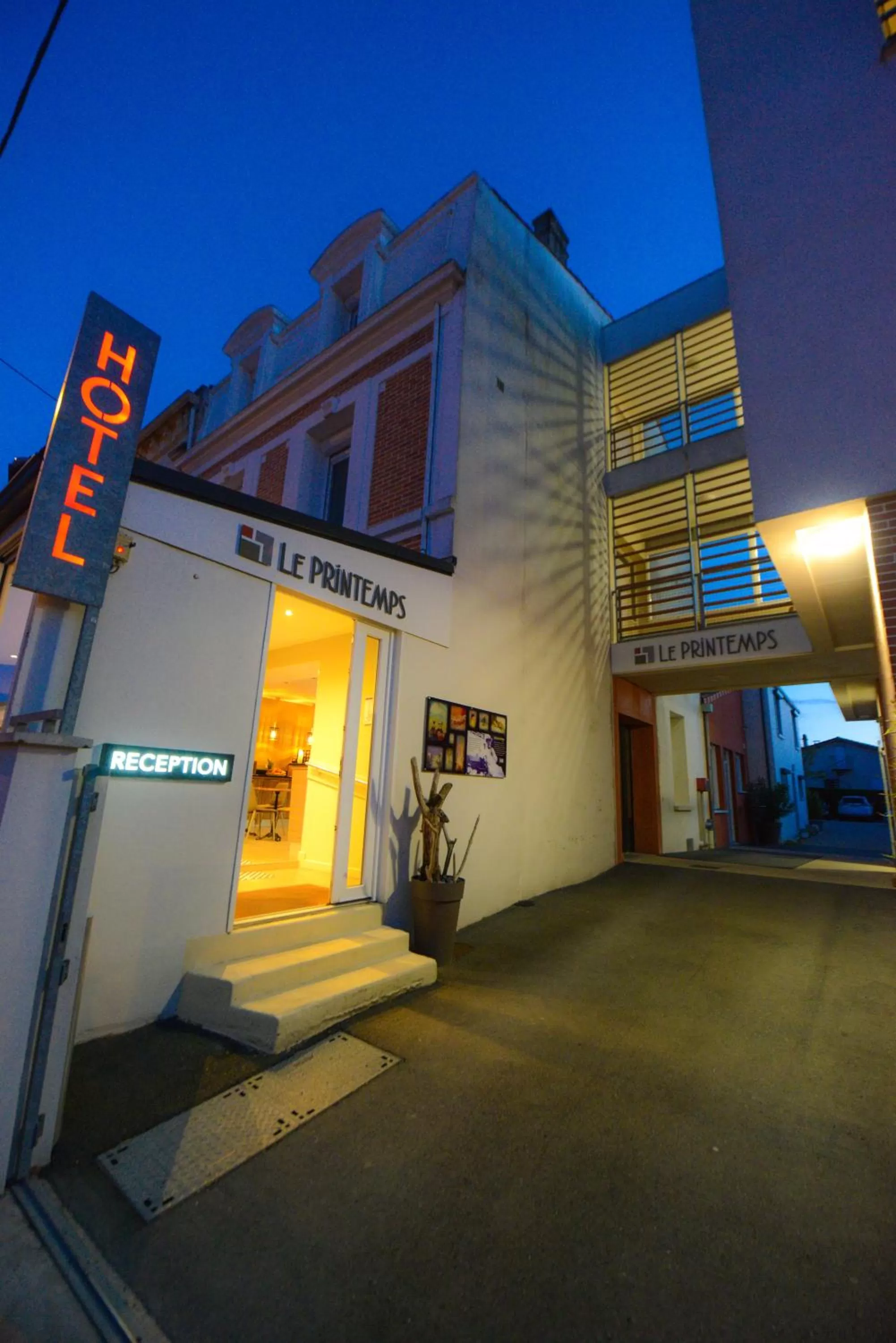 Facade/entrance in Hôtel Le Printemps