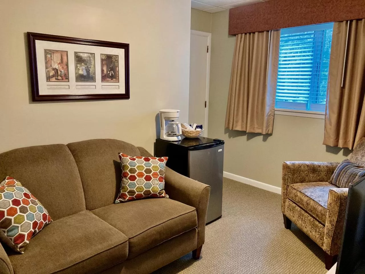 Seating Area in Garden Grove Retreat & Lodging near Pictured Rocks, Fayette, Trails