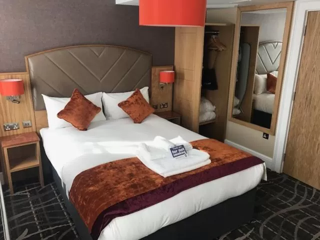 Bed in The Crown Hotel Wetherspoon