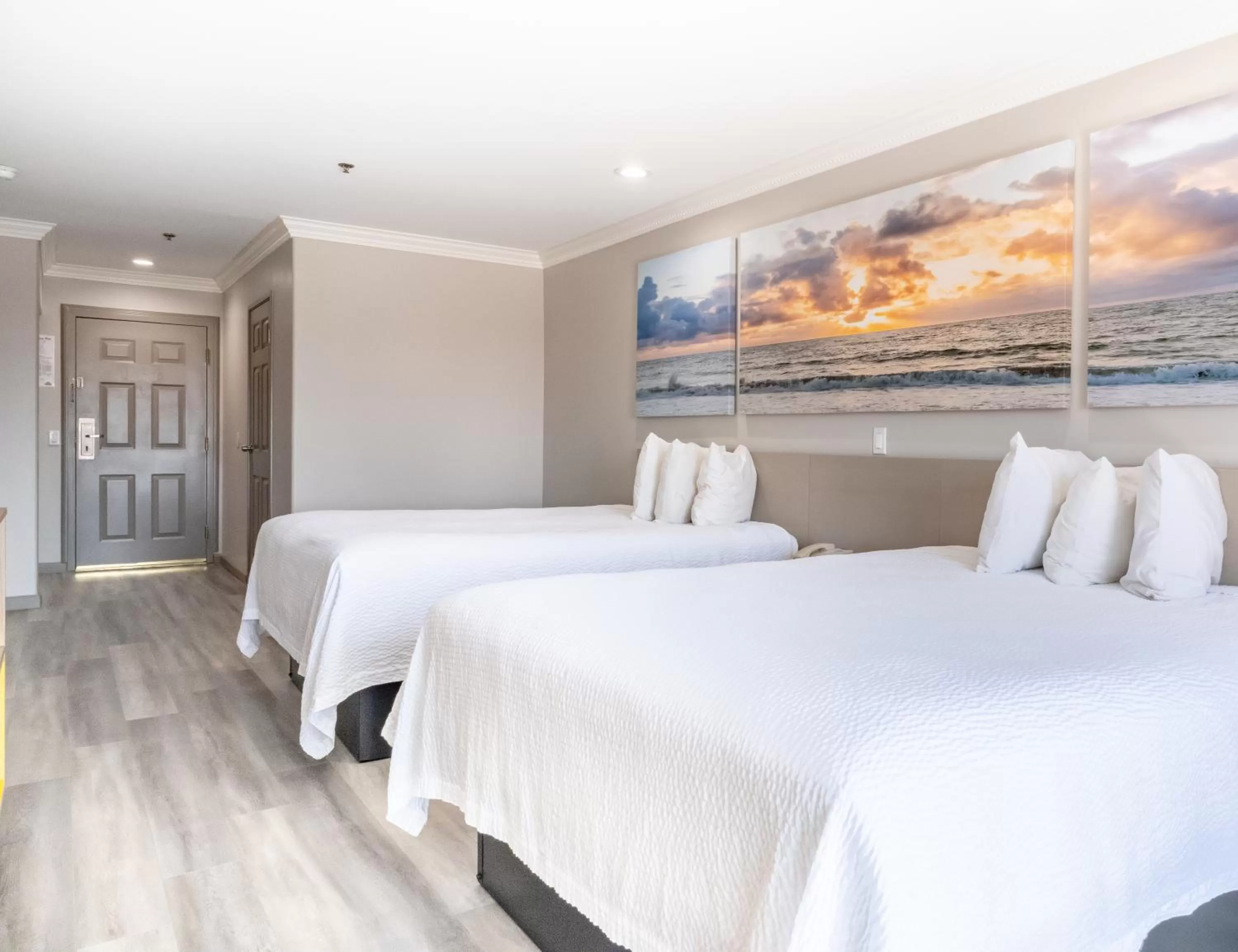 Photo of the whole room, Bed in Days Inn by Wyndham Santa Monica