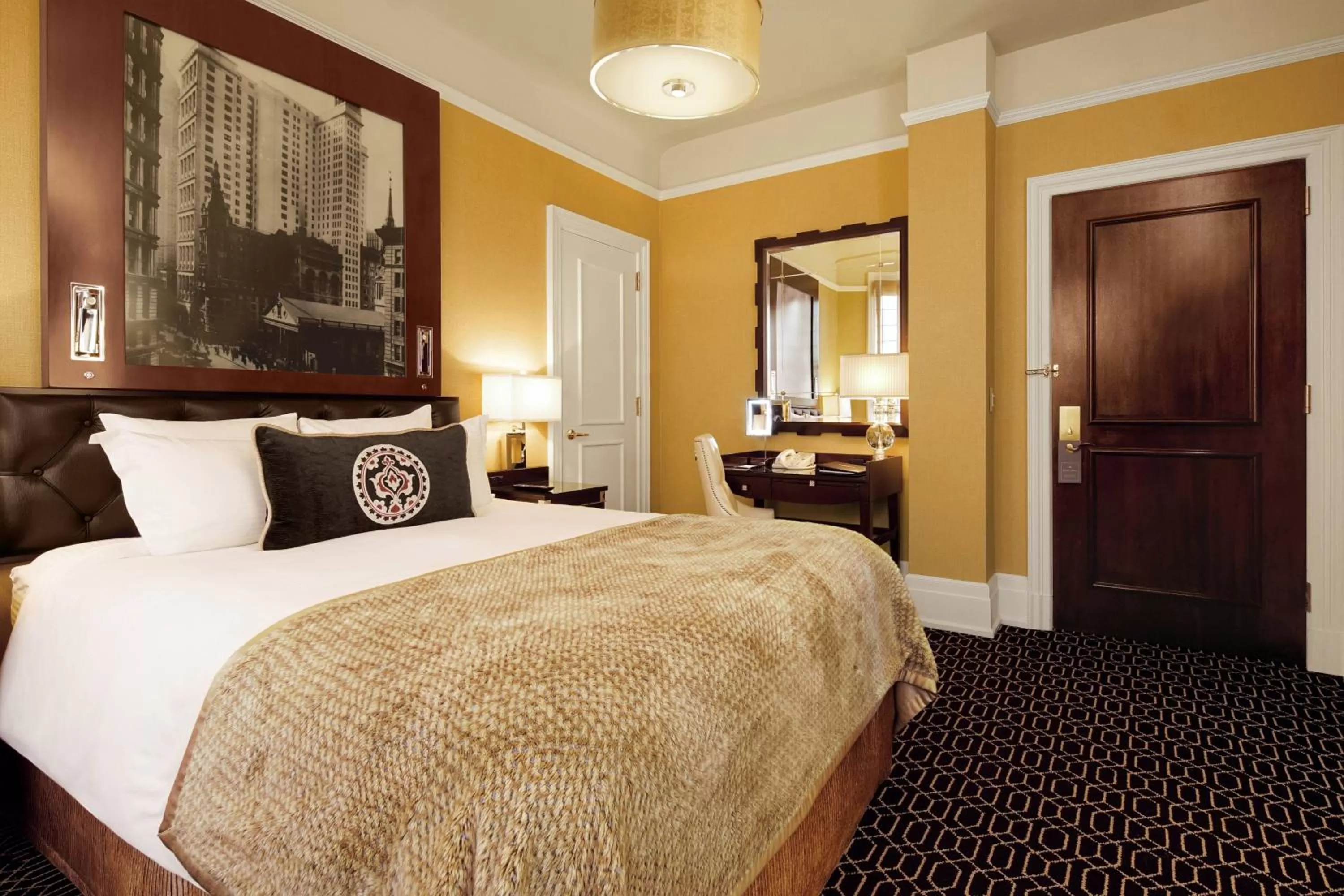 Photo of the whole room, Bed in The Algonquin Hotel Times Square, Autograph Collection