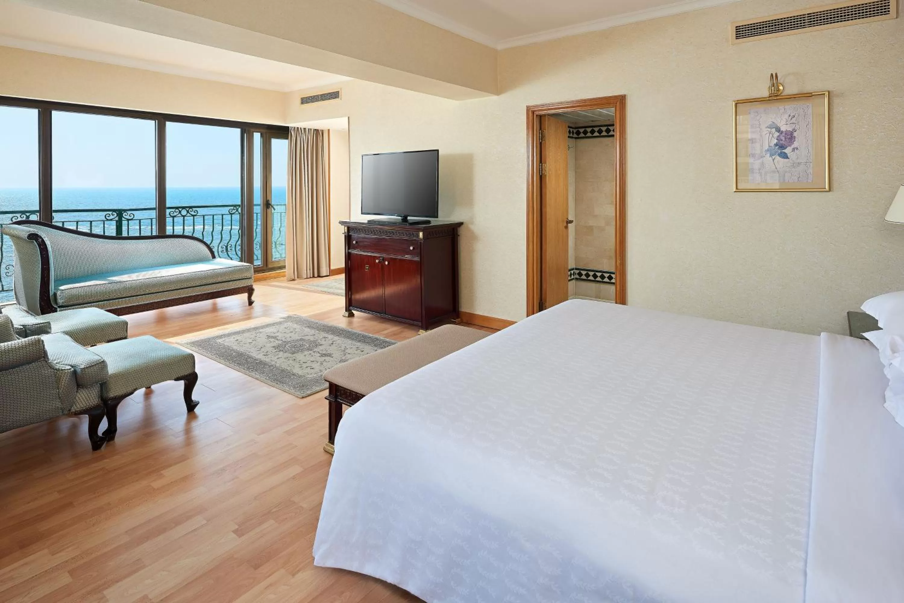 Bedroom, Bed in Sheraton Montazah Hotel