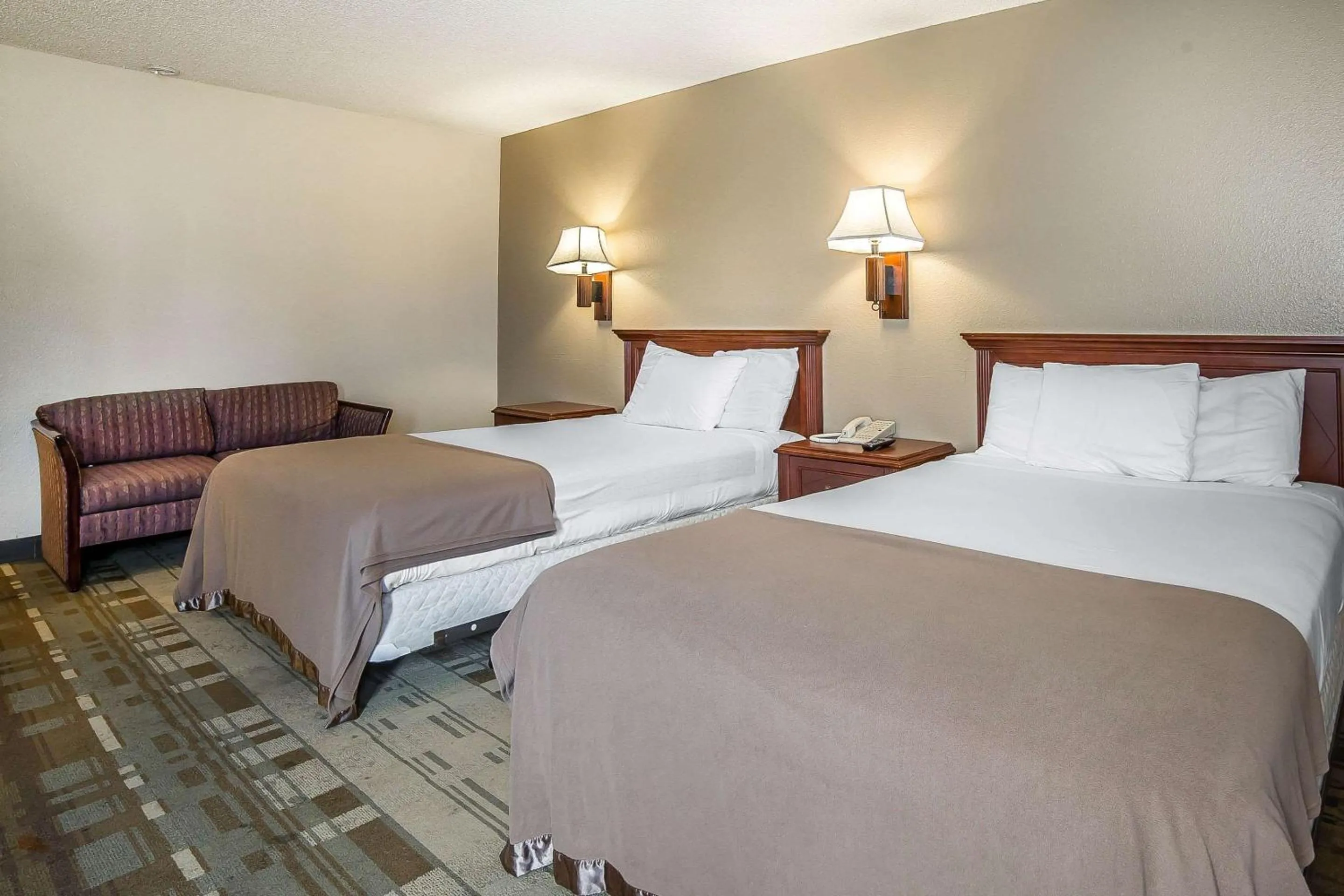 Photo of the whole room, Bed in Rodeway Inn Cheyenne I-80 East