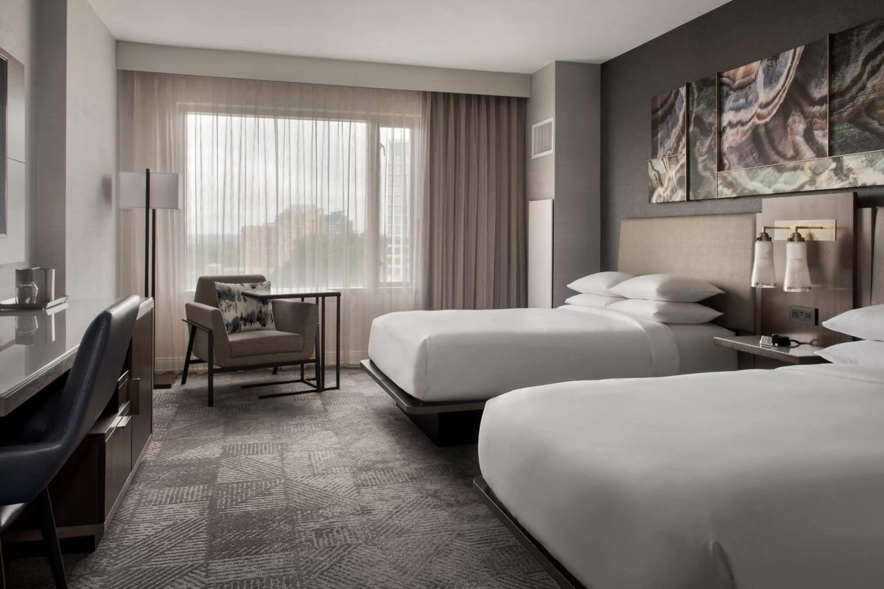 Photo of the whole room, Bed in Bethesda North Marriott Hotel & Conference Center