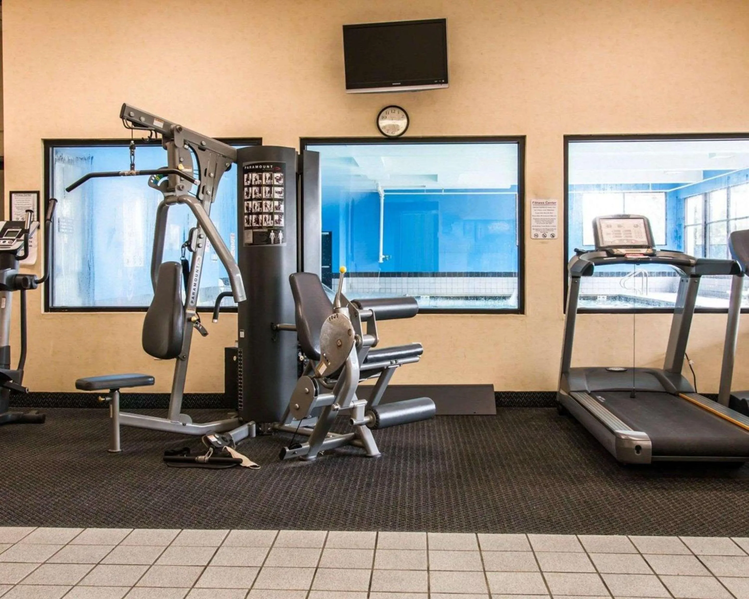 Fitness centre/facilities in American Inn & Suites