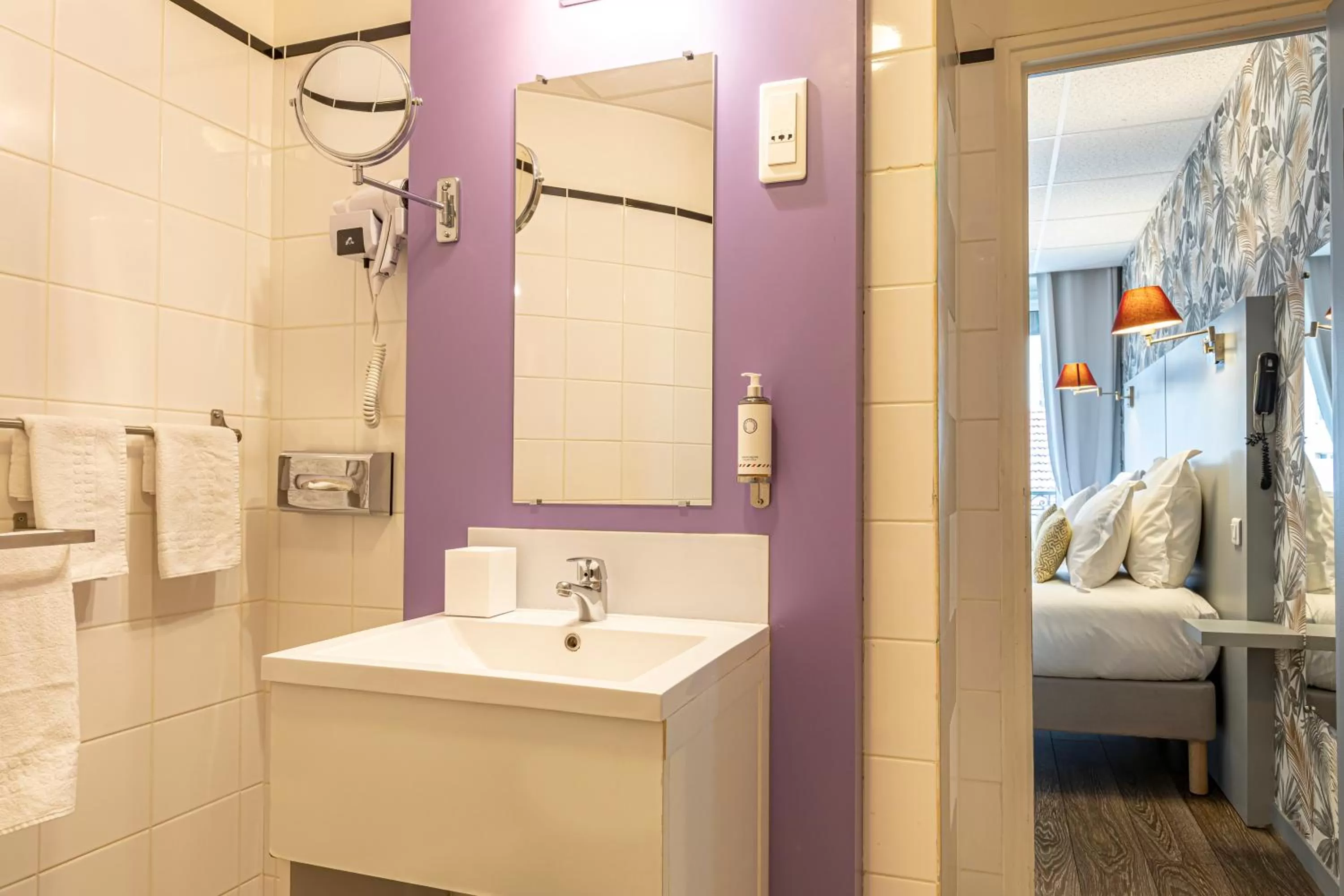 Bathroom, Bed in Splendid Hôtel