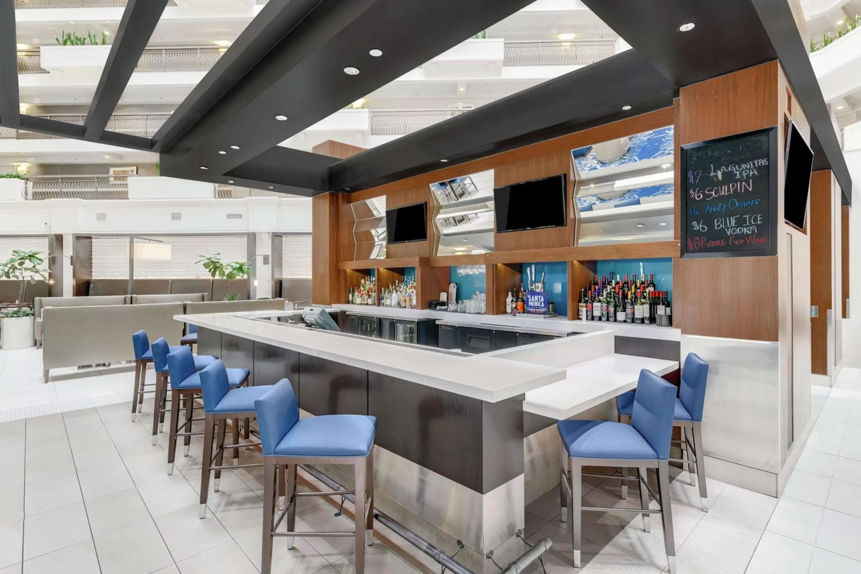 Lounge or bar in Embassy Suites by Hilton Anaheim-Orange