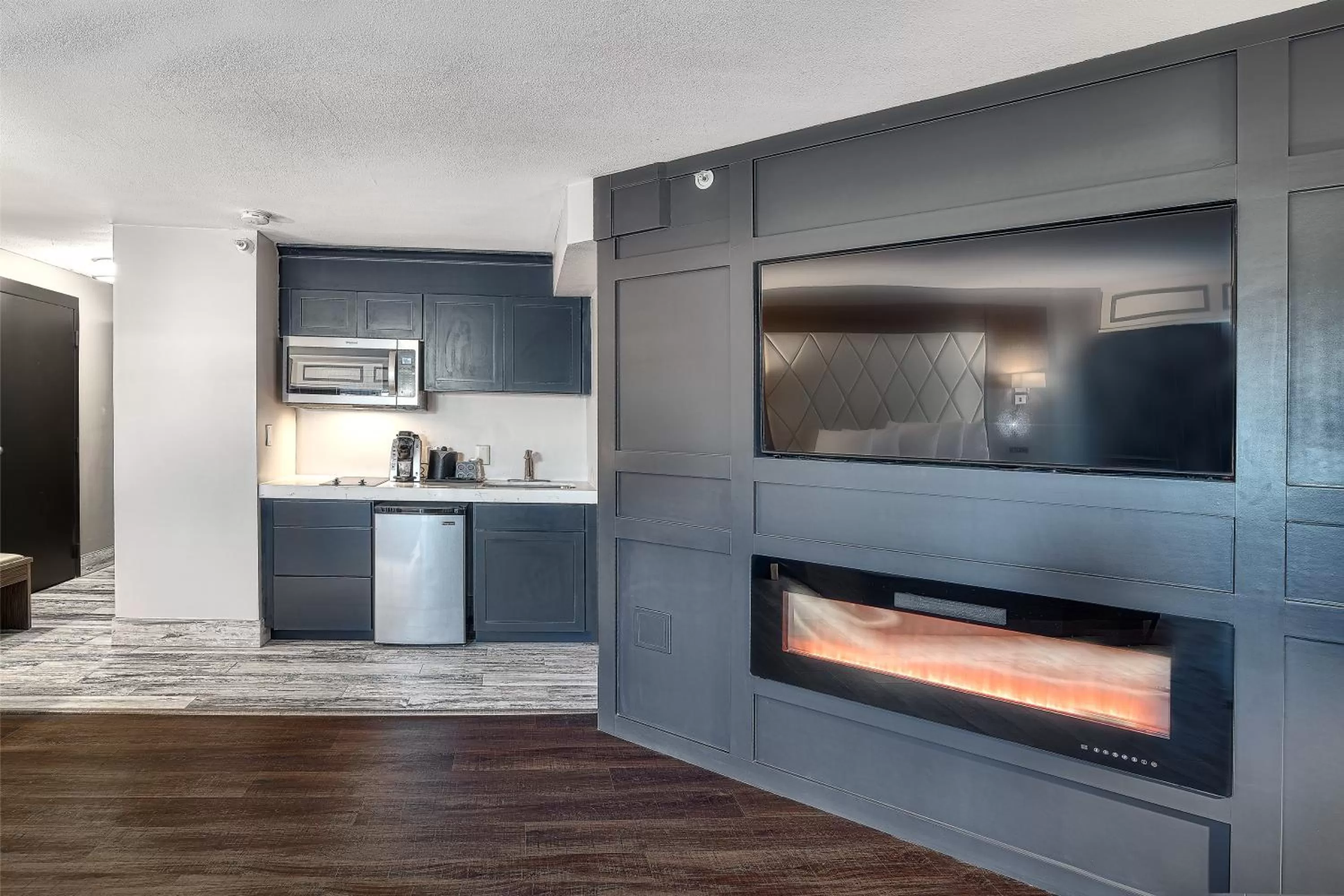 King Suite with Sofa Bed - Non-Smoking in Grand Hilton Head Inn, Ascend Hotel Collection