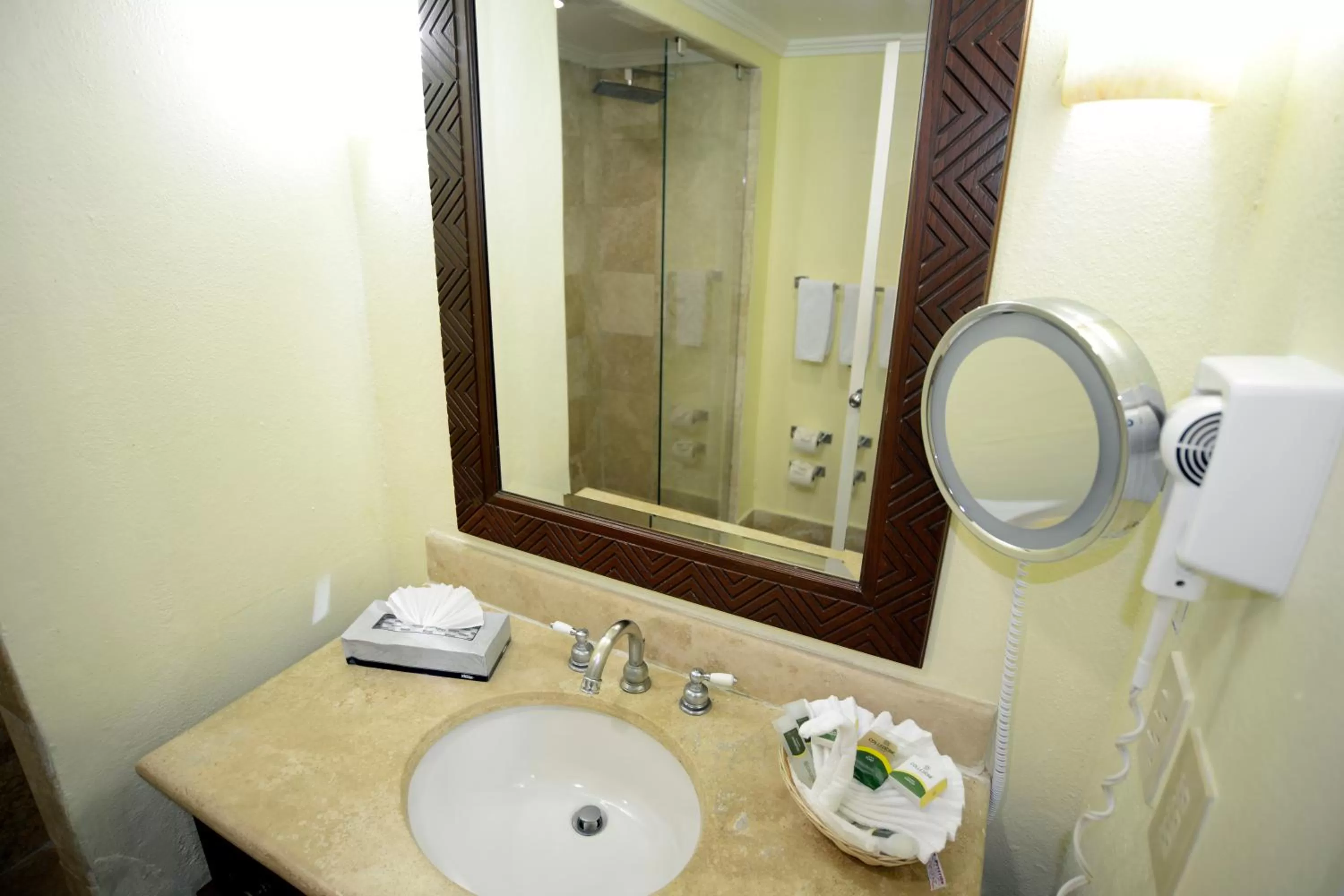 Shower in Royal Villas Resort