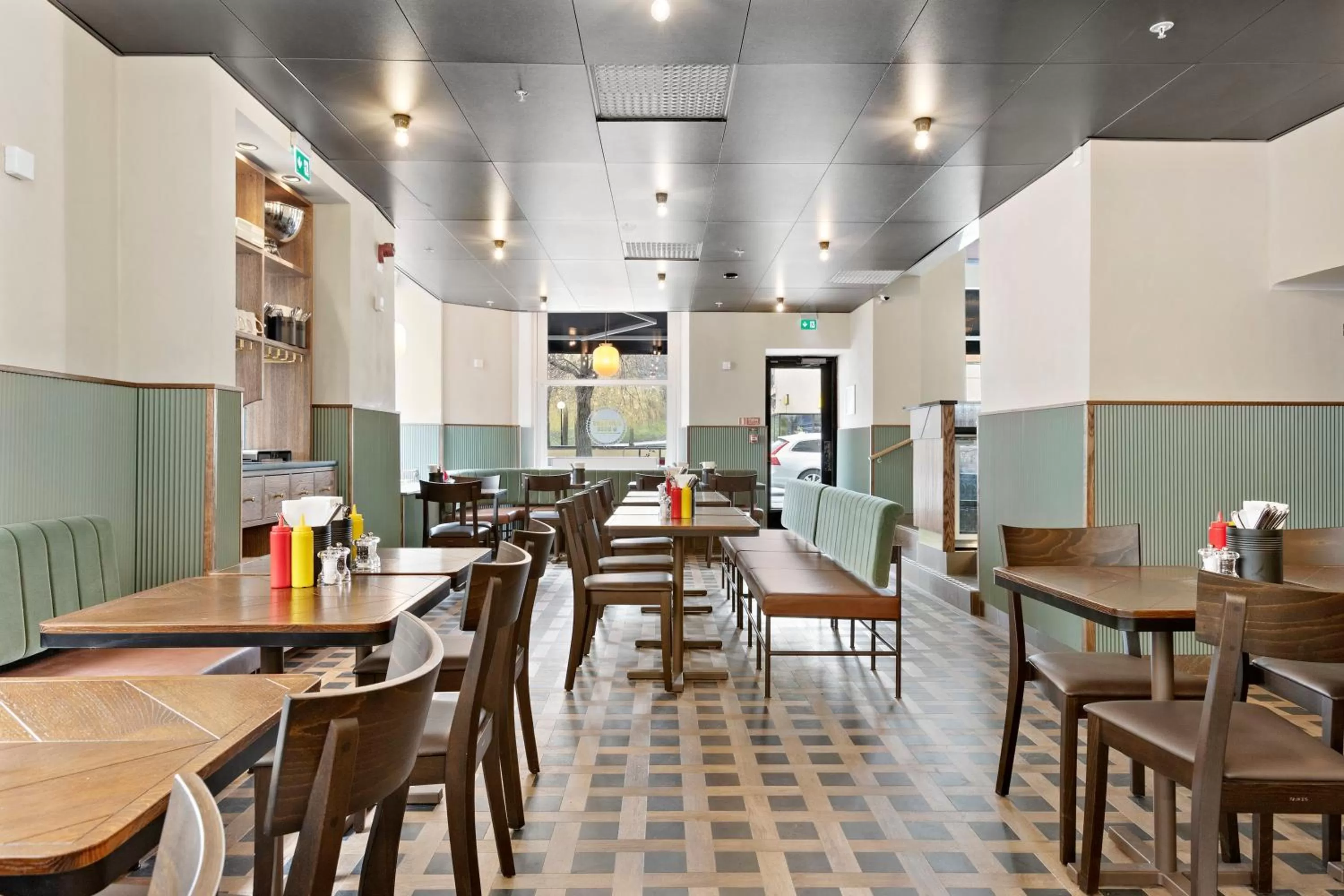 Restaurant/places to eat in Best Western Hotel at 108