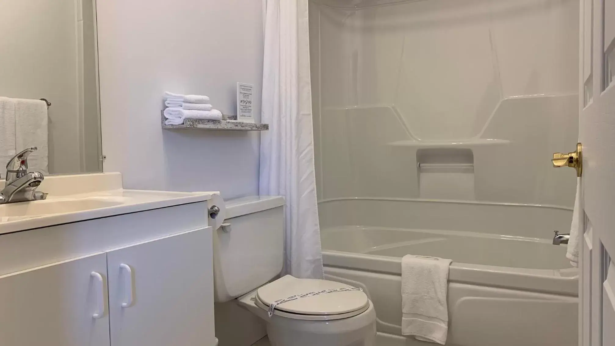 Standard Queen Room in Motel Des Cascades Standard Queen Room in Motel Des Cascades