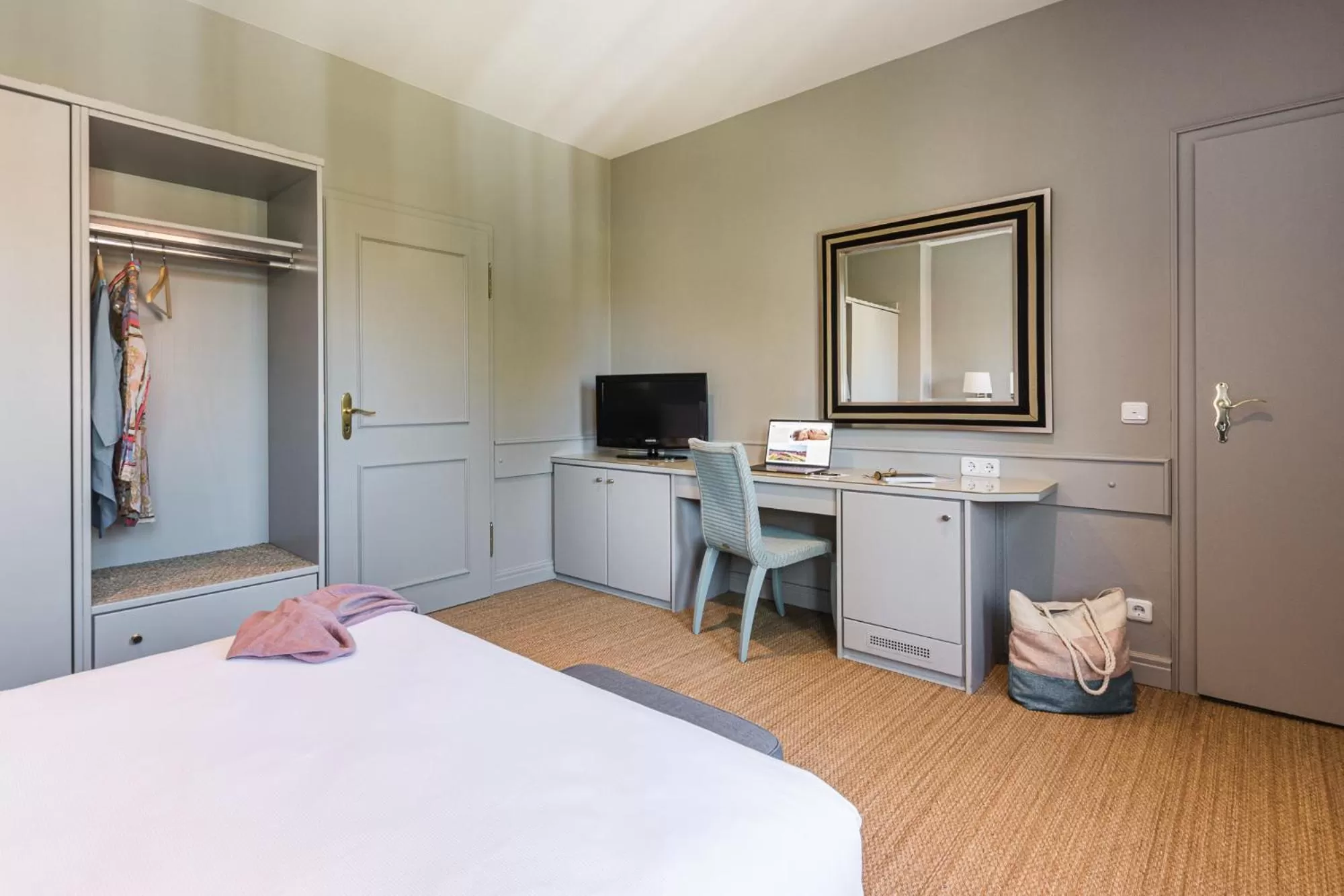 Photo of the whole room, Bed in Niemeyers Romantik Posthotel