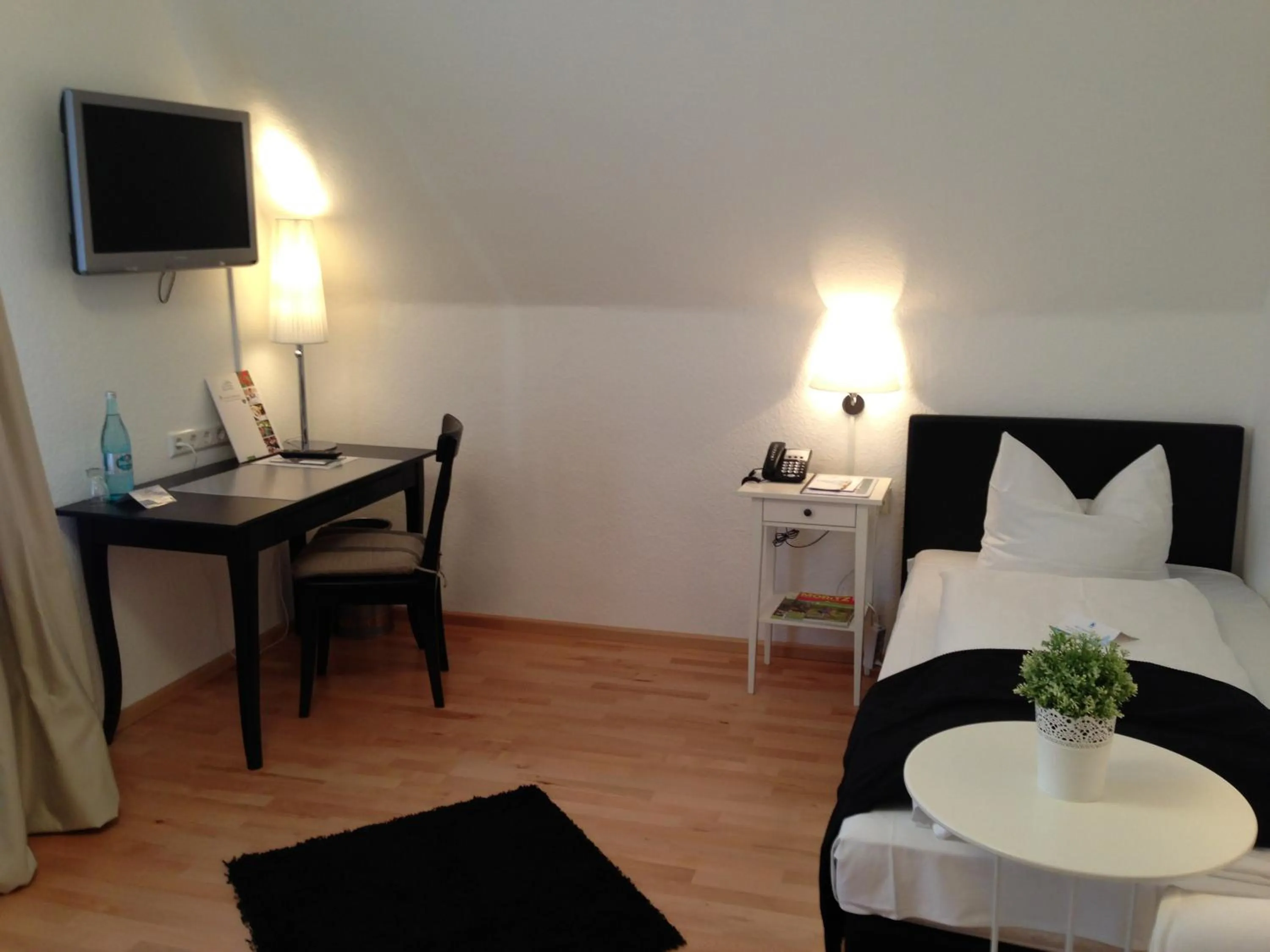 Photo of the whole room, Bed in Flair Hotel Vier Jahreszeiten