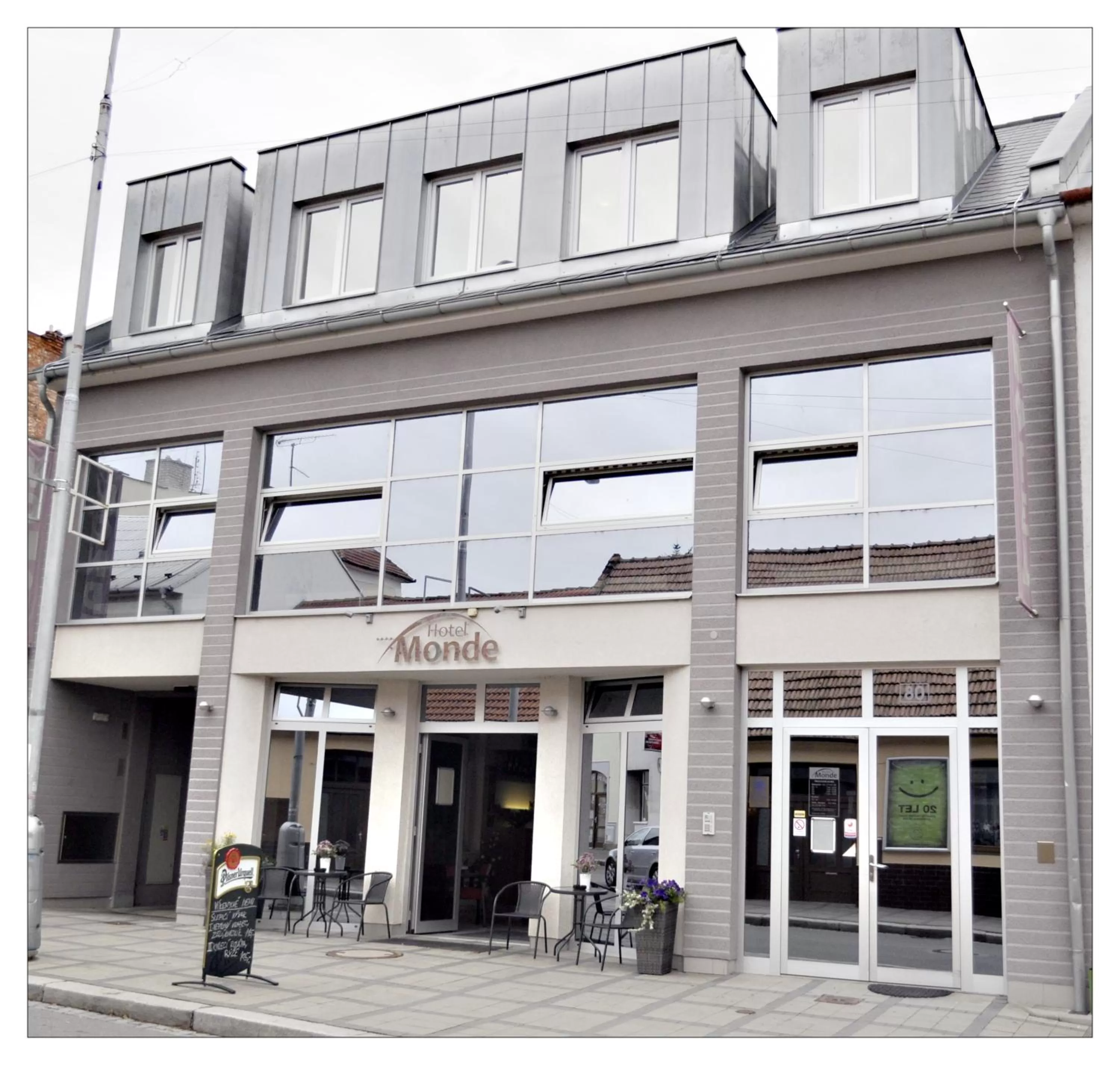 Property building in Hotel Monde