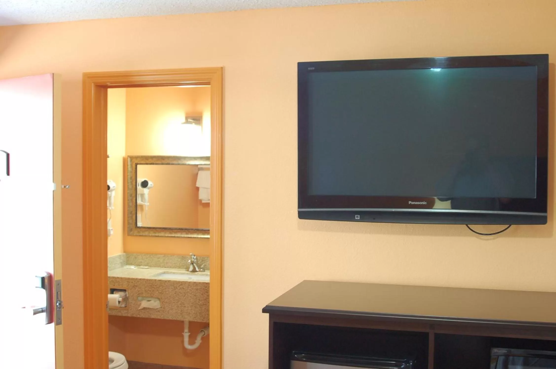 TV and multimedia in BLUE SKY INN Glens Falls-Saratoga-Lake George