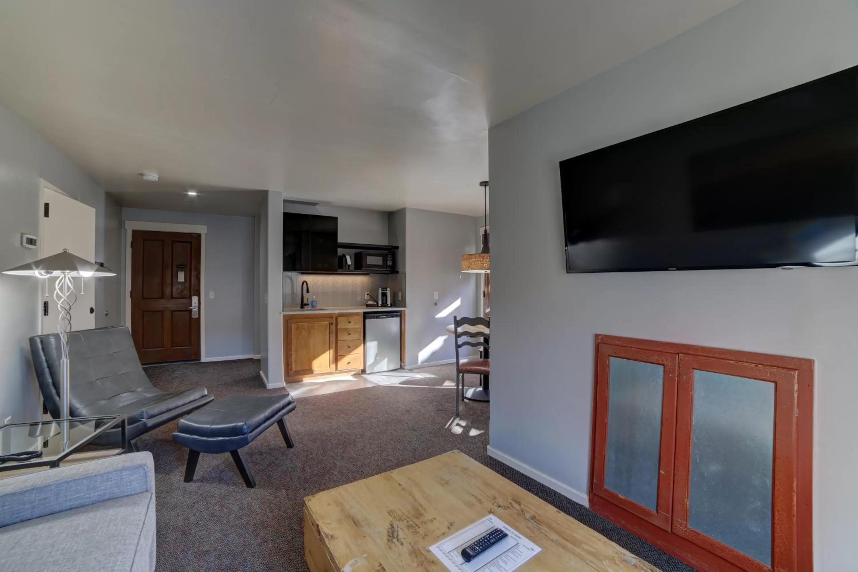 Communal lounge/ TV room in The Gonzo Inn