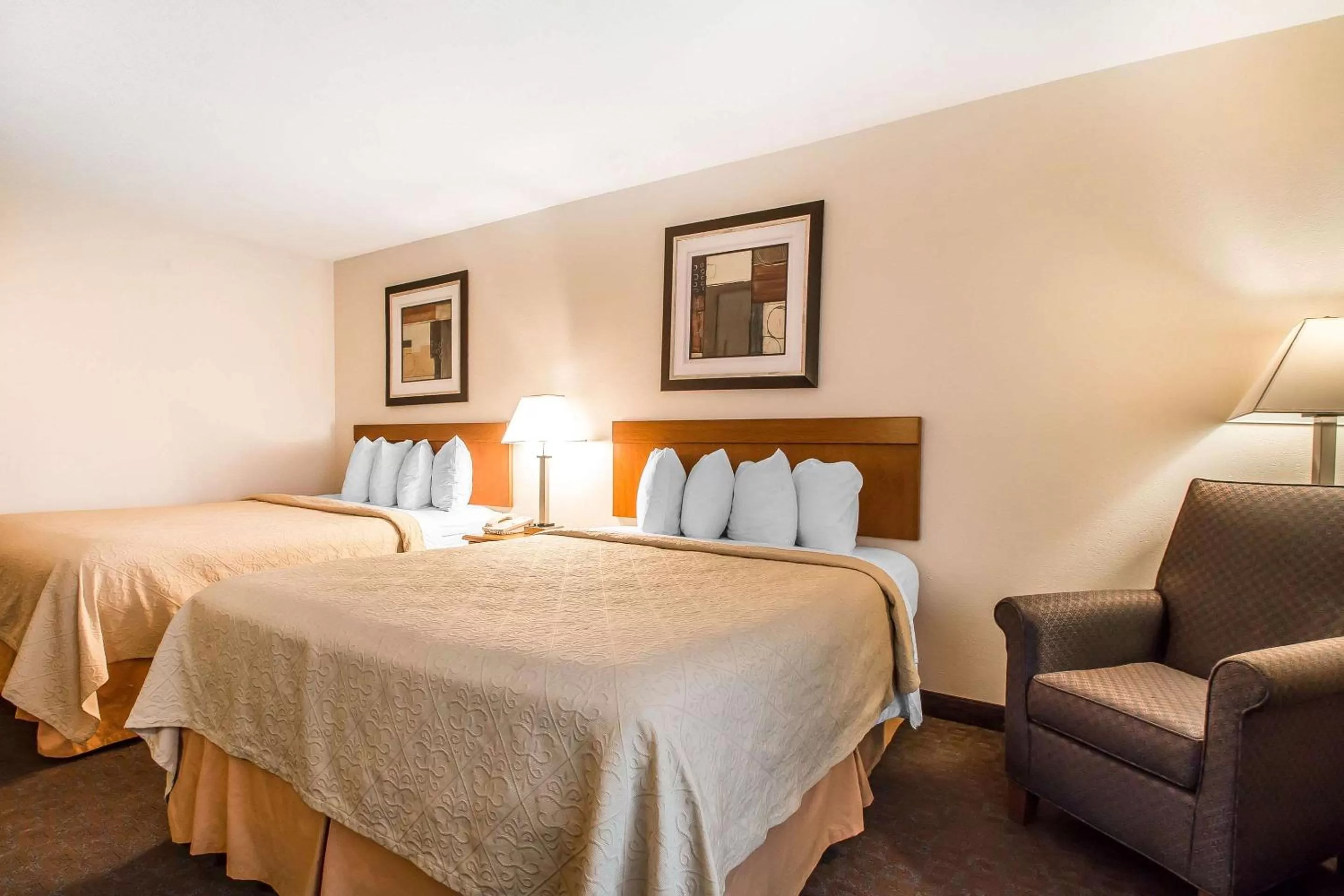 Photo of the whole room, Bed in Quality Inn Morris I-80