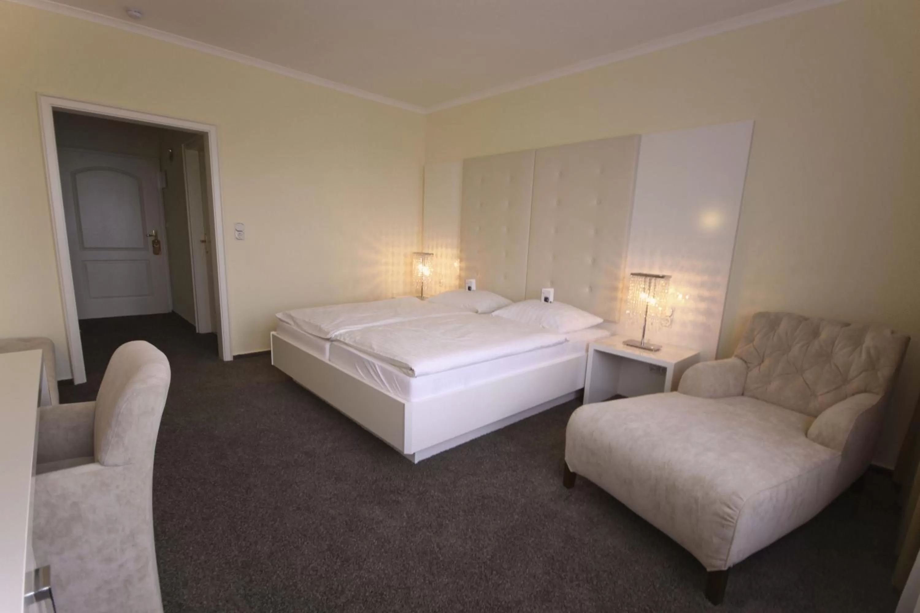 Photo of the whole room, Bed in Hotel-Restaurant Zur Krone