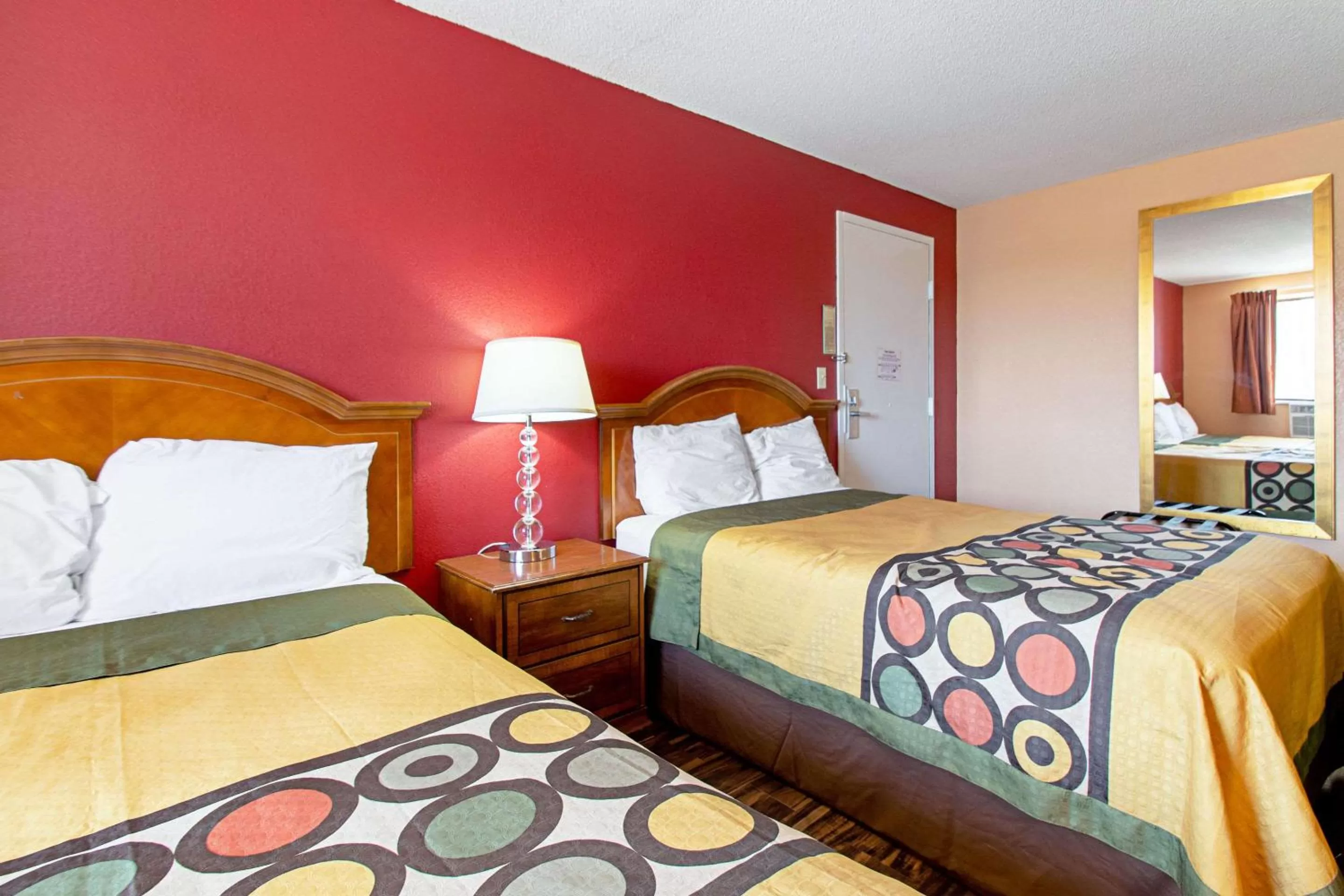 Photo of the whole room, Bed in Econo Lodge Utica
