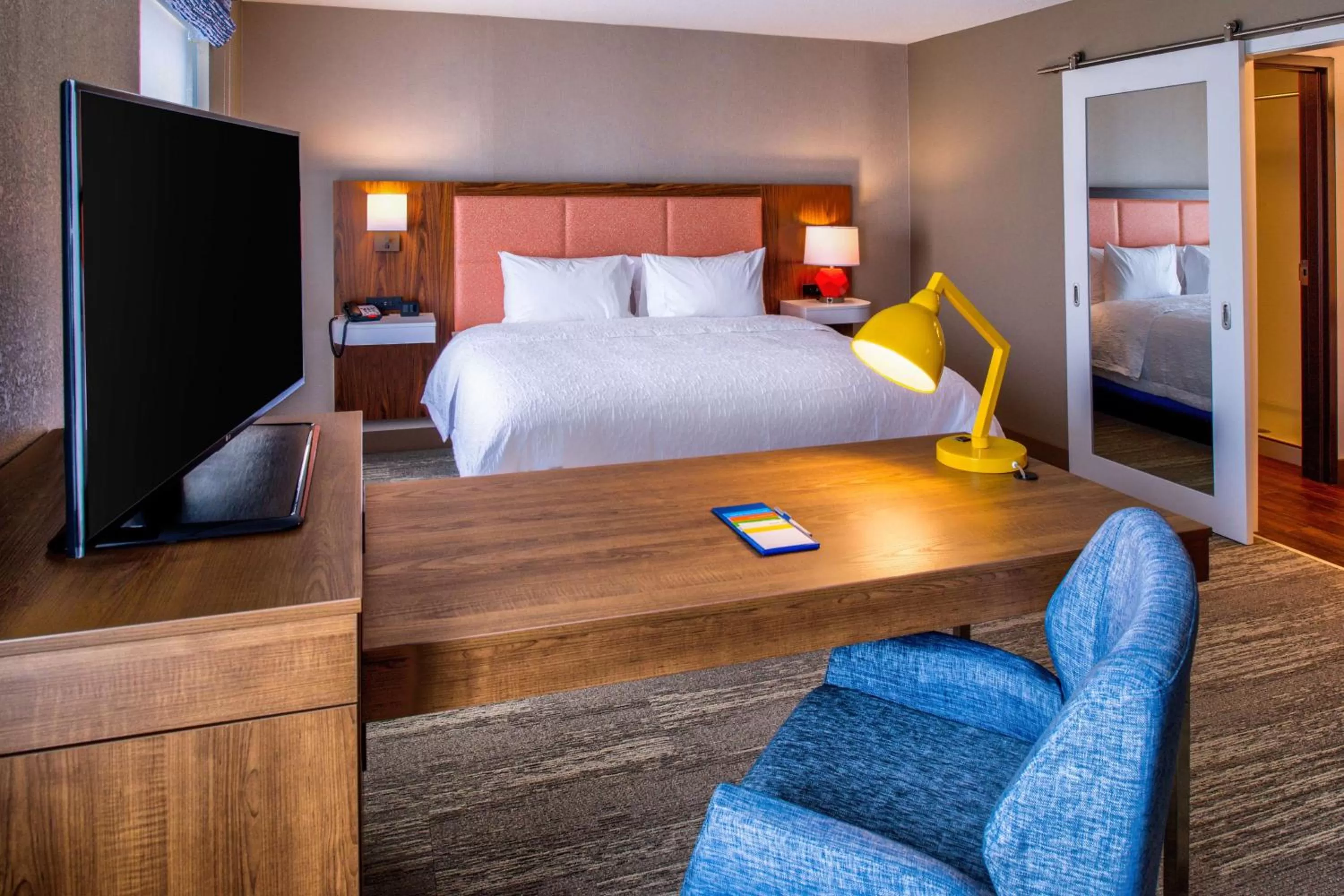 Bedroom, Bed in Hampton Inn & Suites Wixom/Novi/Detroit, Mi