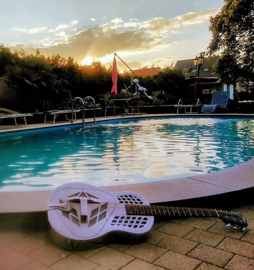 Swimming pool in B&B Casa Roman & Vakantiewoning voor 1 pers tot max 32 personen