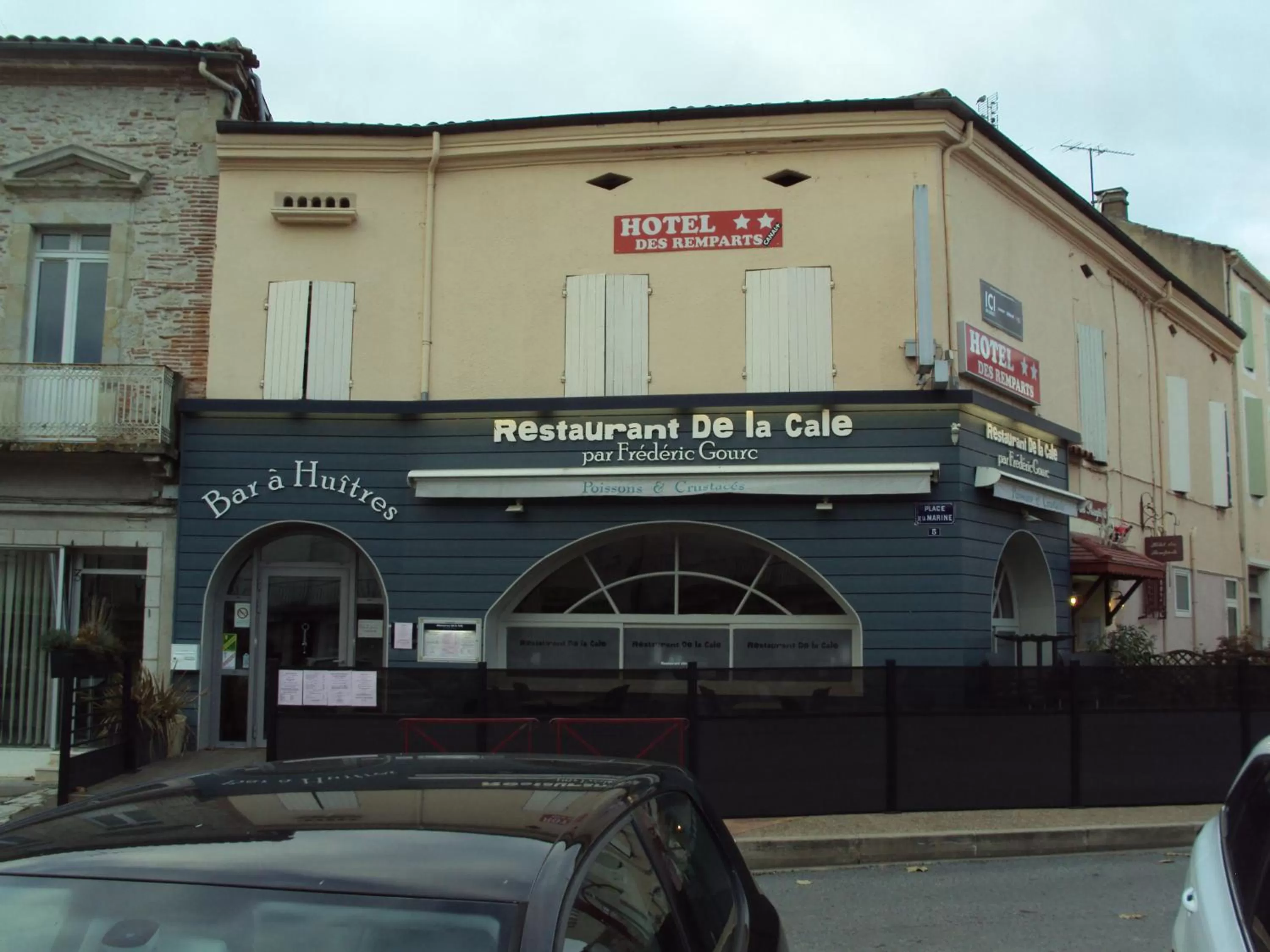 Restaurant/places to eat, Property Building in Hotel des Remparts