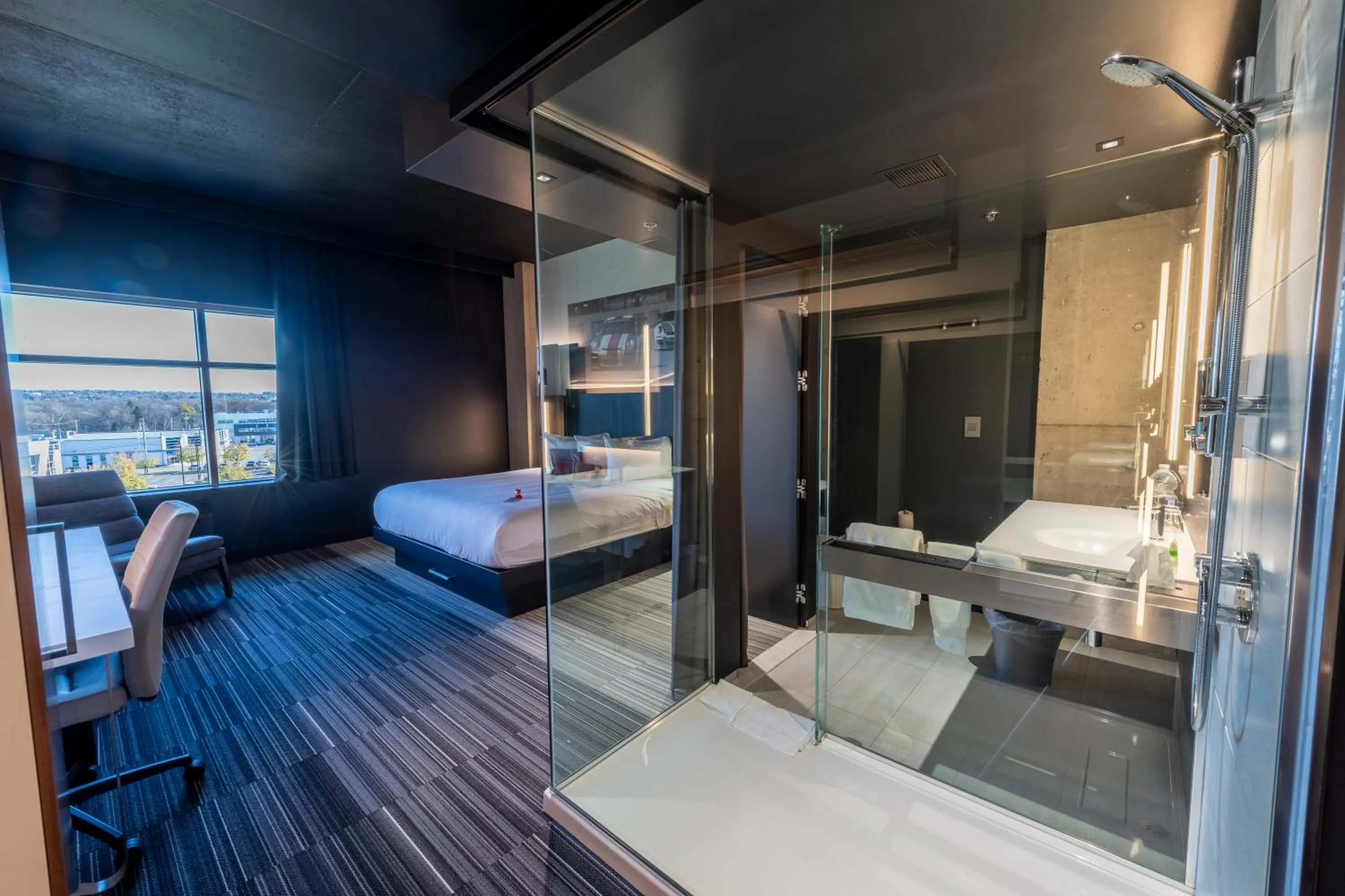 Bathroom, Bed in Grand Times Hotel – Aeroport de Quebec