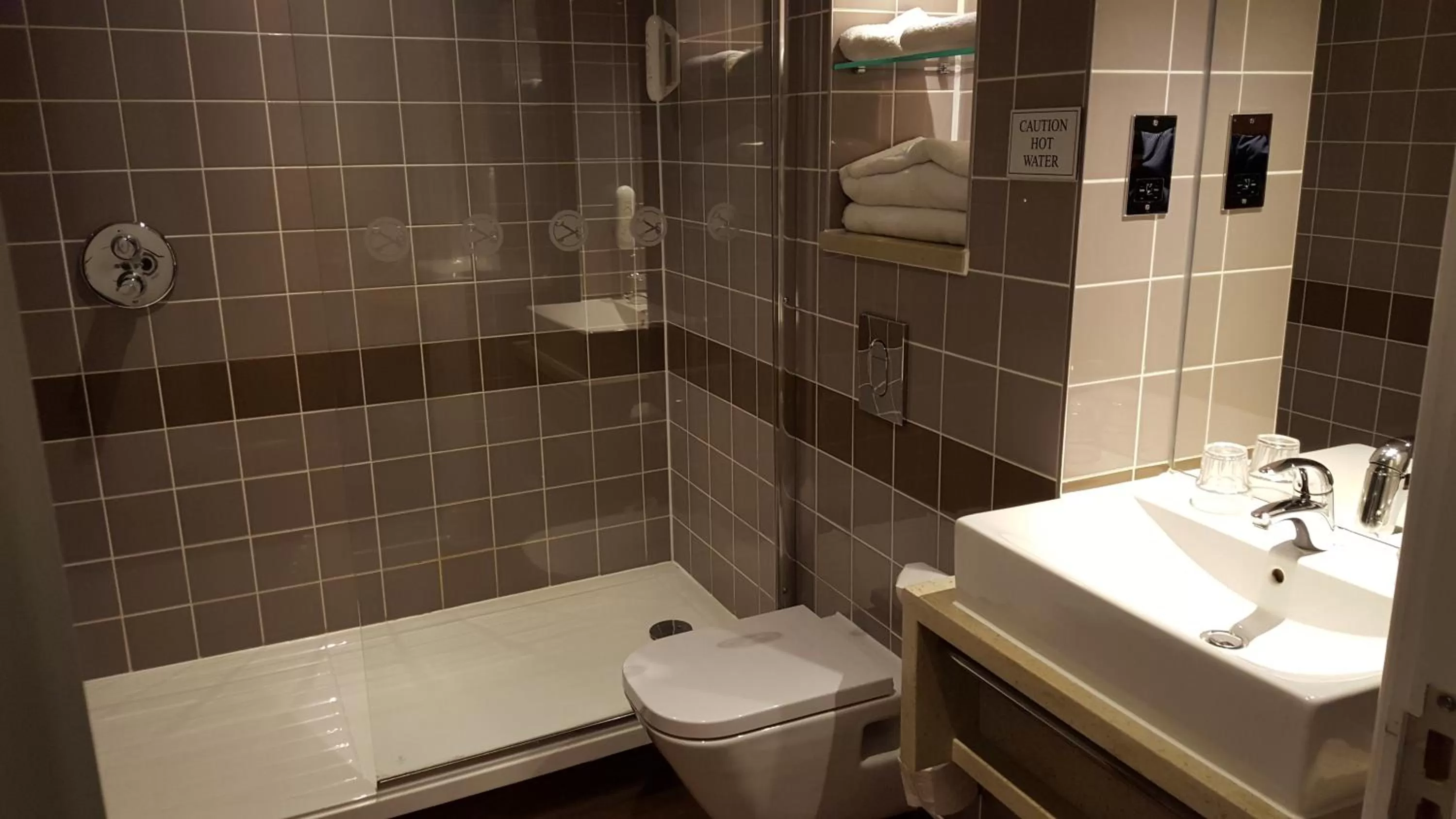 Shower in The Cross Keys