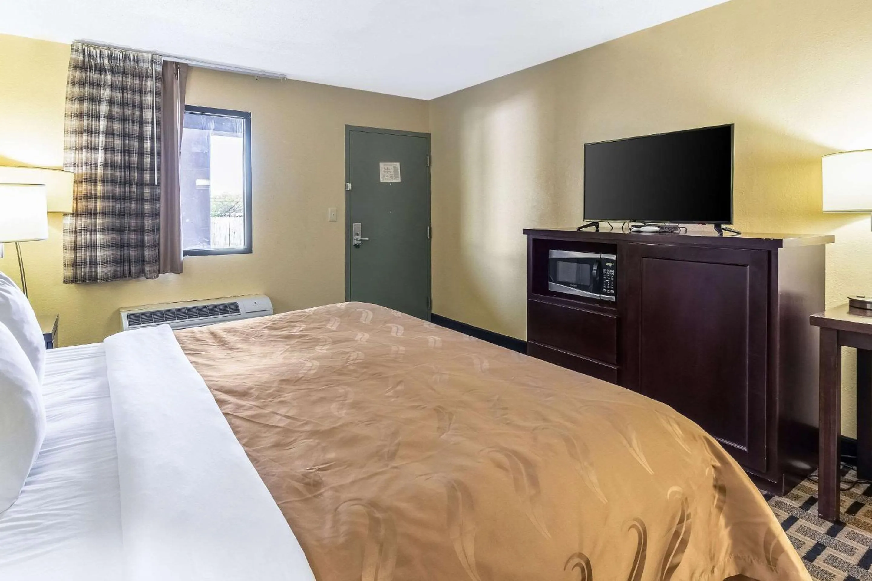 Bed in Quality Inn Franklin - Cool Springs Area