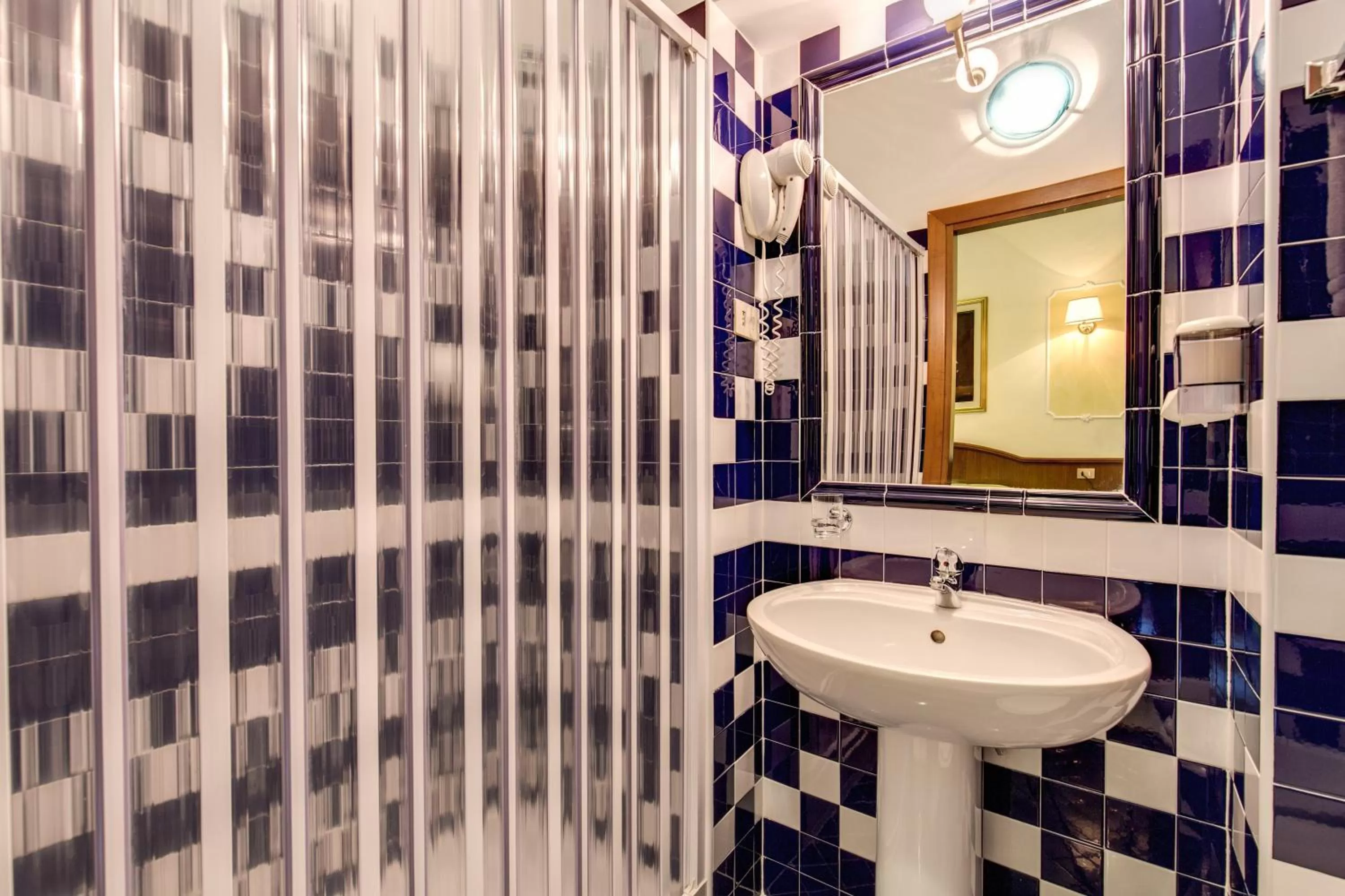 Toilet in Cambridge Hotel